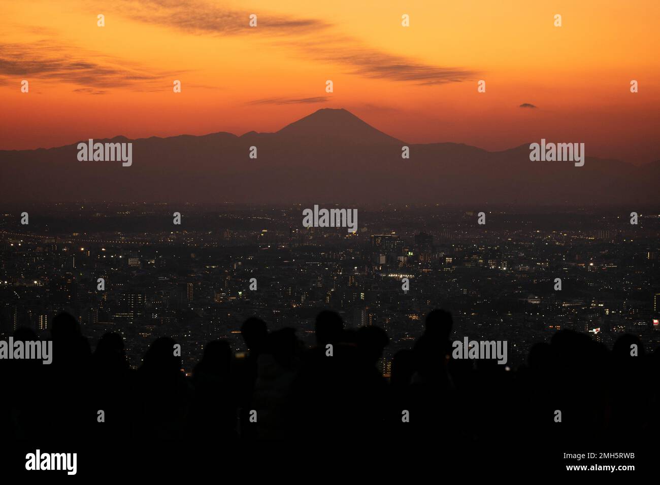 Visitors view and take pictures of Mount Fuji from Shibuya Sky observation deck Monday, Jan. 20, 2020, in the Shibuya district of Tokyo. (AP Photo/Jae C. Hong) Stockfoto