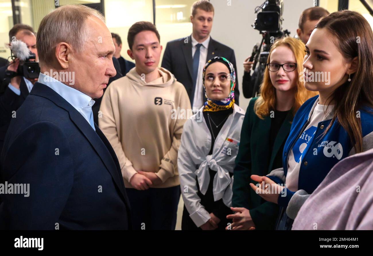 Moskau, Russland. 25. Januar 2023. Der russische Präsident Wladimir Putin, Left, hört einem Studenten während eines Treffens anlässlich des russischen Studententags im Vorobyovy Gory Innovation Science and Technology Centre der Moskauer Staatsuniversität am 25. Januar 2023 in Moskau, Russland, zu. Kredit: Maksim Mishin/Kremlin Pool/Alamy Live News Stockfoto