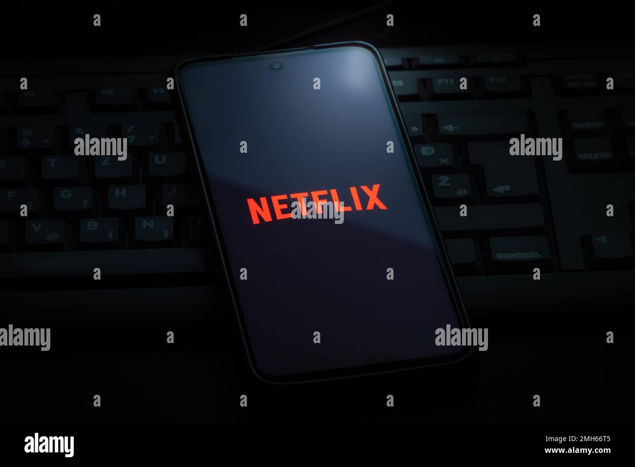 Ljubljana, Slowenien - 21. Januar 2023: Netflix-Logo auf Smartphone-Bildschirm auf Computertastatur Stockfoto