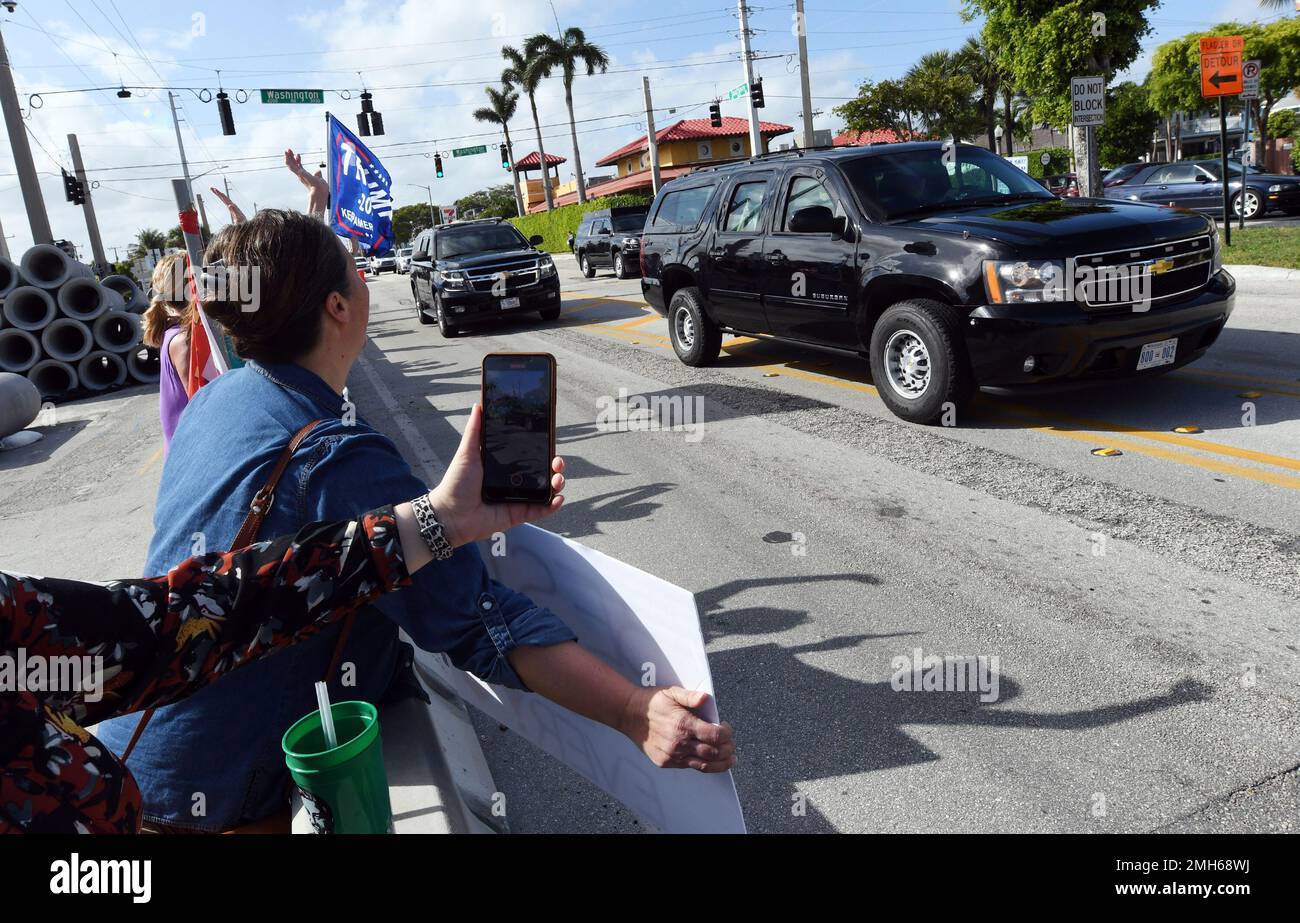 President Donald Trump's motorcade returns to Mar-a-Lago from the Trump International Golf Club located in West Palm Beach, Saturday, Jan. 18, 2020 (AP Photo/Jim Rassol) Stockfoto