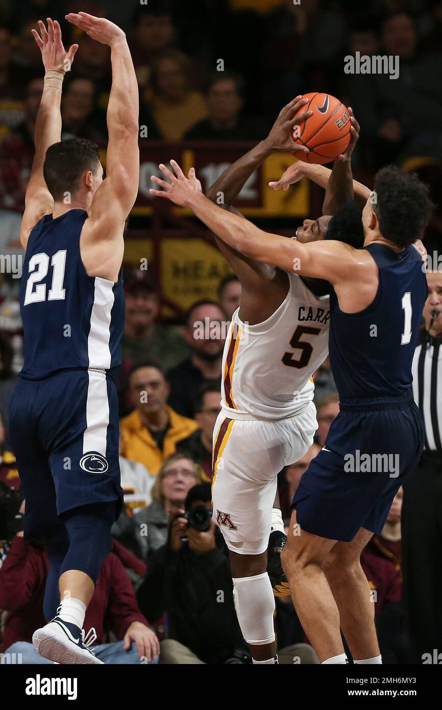 Minnesota's Marcus Carr holds on to the ball next to Penn State's Seth Lundy, right, during the second half of an NCAA college basketball game Wednesday, Jan. 15, 2020, in Minneapolis. Minnesota won 75-69. (AP Photo/Stacy Bengs) Stockfoto