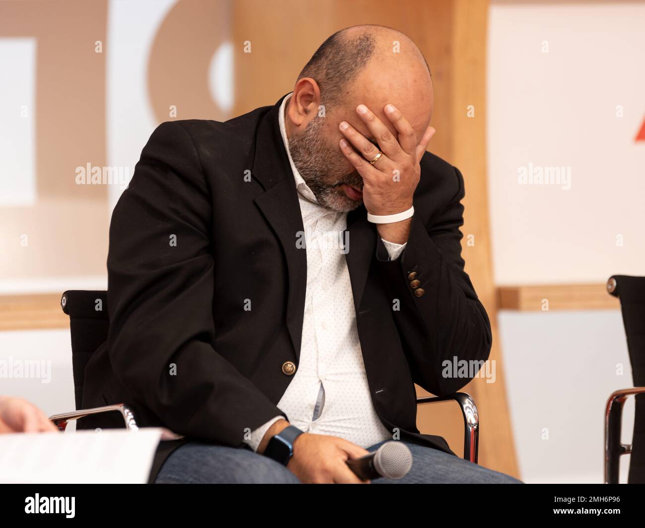 Frankfurt, Deutschland. 19. Okt. 2022. Frankfurter Buchmesse 2022: Deutscher Politiker Omid Nouripour, Ko-Vorsitzender der Deutschen Parteiallianz 90/Grüne (Bündnis 90/die Grünen) am Rundtisch sprechen über die Lage im Iran mit dem Thema "Iran - wohin gehen? Der Aufstand gegen das Mullah-Regime und was der Rest der Welt tun kann' im Agora-Bühnenpavilon. Kredit: Christian Lademann / Lademannmedia Stockfoto