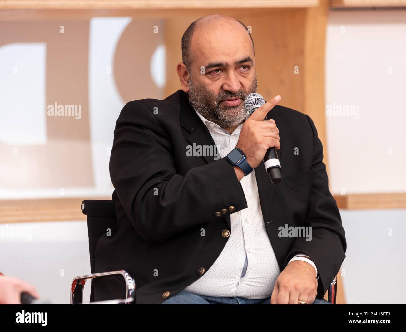 Frankfurt, Deutschland. 19. Okt. 2022. Frankfurter Buchmesse 2022: Deutscher Politiker Omid Nouripour, Ko-Vorsitzender der Deutschen Parteiallianz 90/Grüne (Bündnis 90/die Grünen) am Rundtisch sprechen über die Lage im Iran mit dem Thema "Iran - wohin gehen? Der Aufstand gegen das Mullah-Regime und was der Rest der Welt tun kann' im Agora-Bühnenpavilon. Kredit: Christian Lademann / Lademannmedia Stockfoto