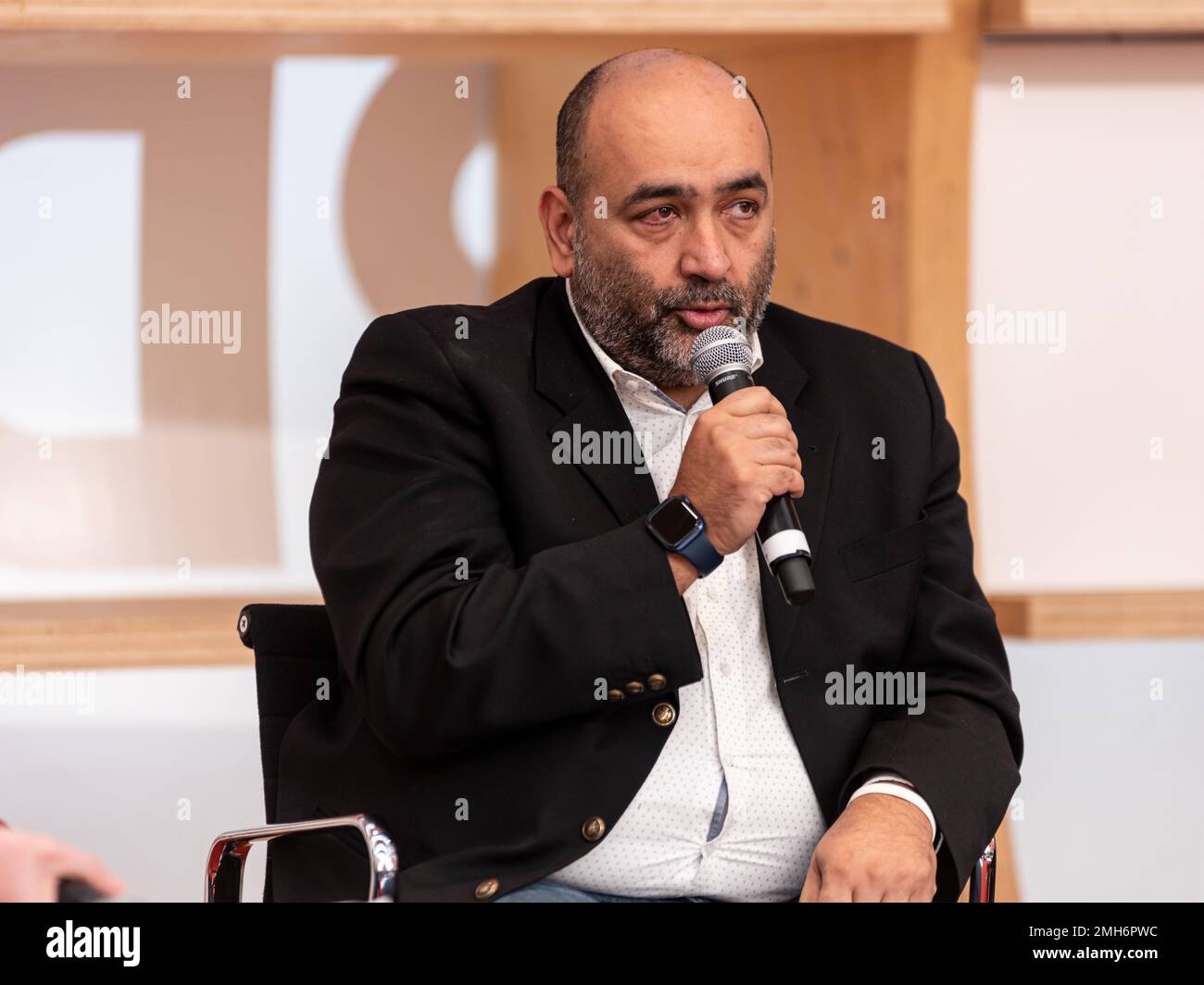 Frankfurt, Deutschland. 19. Okt. 2022. Frankfurter Buchmesse 2022: Deutscher Politiker Omid Nouripour, Ko-Vorsitzender der Deutschen Parteiallianz 90/Grüne (Bündnis 90/die Grünen) am Rundtisch sprechen über die Lage im Iran mit dem Thema "Iran - wohin gehen? Der Aufstand gegen das Mullah-Regime und was der Rest der Welt tun kann' im Agora-Bühnenpavilon. Kredit: Christian Lademann / Lademannmedia Stockfoto