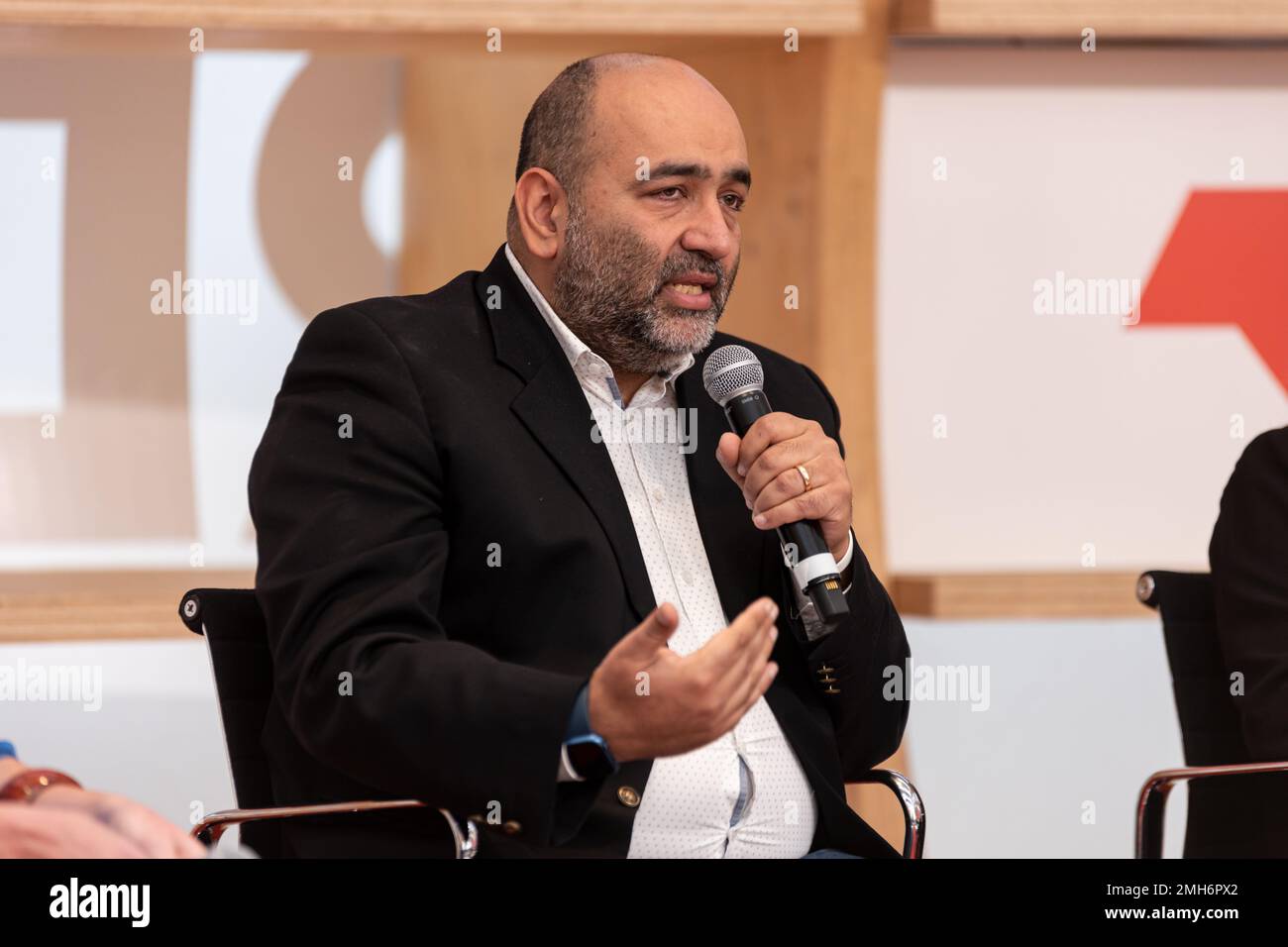 Frankfurt, Deutschland. 19. Okt. 2022. Frankfurter Buchmesse 2022: Deutscher Politiker Omid Nouripour, Ko-Vorsitzender der Deutschen Parteiallianz 90/Grüne (Bündnis 90/die Grünen) am Rundtisch sprechen über die Lage im Iran mit dem Thema "Iran - wohin gehen? Der Aufstand gegen das Mullah-Regime und was der Rest der Welt tun kann' im Agora-Bühnenpavilon. Kredit: Christian Lademann / Lademannmedia Stockfoto