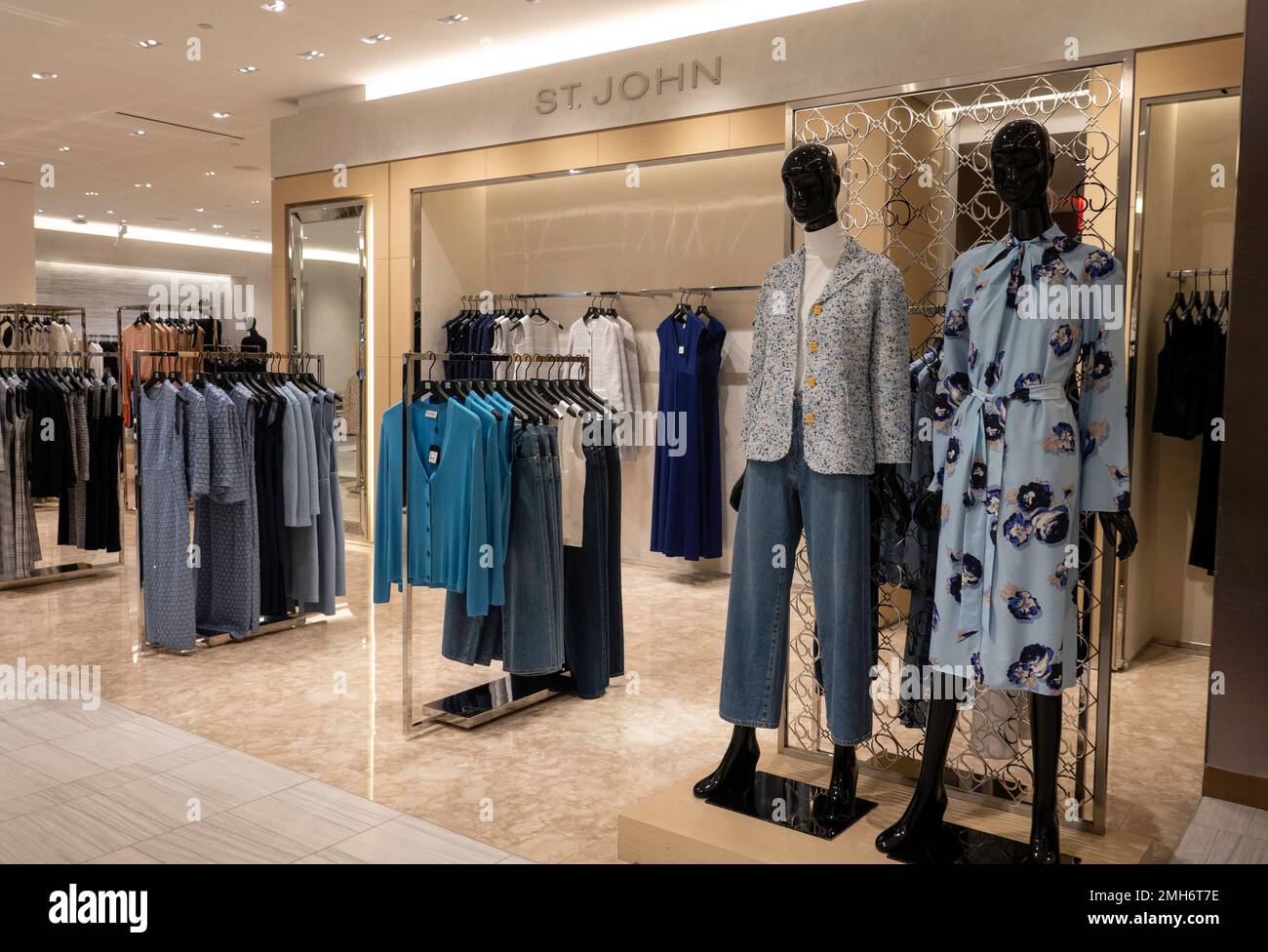 Das Flaggschiff der Saks Fifth Avenue ist ein luxuriöses Kaufhaus in Midtown Manhattan, New York City, USA 2023 Stockfoto