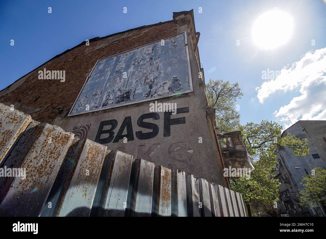 Bukarest, Rumänien - 12. April 2022: Ein altes multinationales Chemieunternehmen BASF-Werbung auf einem Gebäude. Dieses Bild ist nur für redaktionelle Zwecke gedacht. Stockfoto