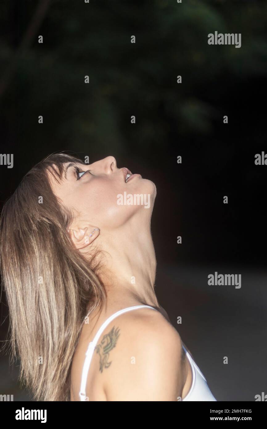 Blonde junge Frau bis in den Wald Stockfoto