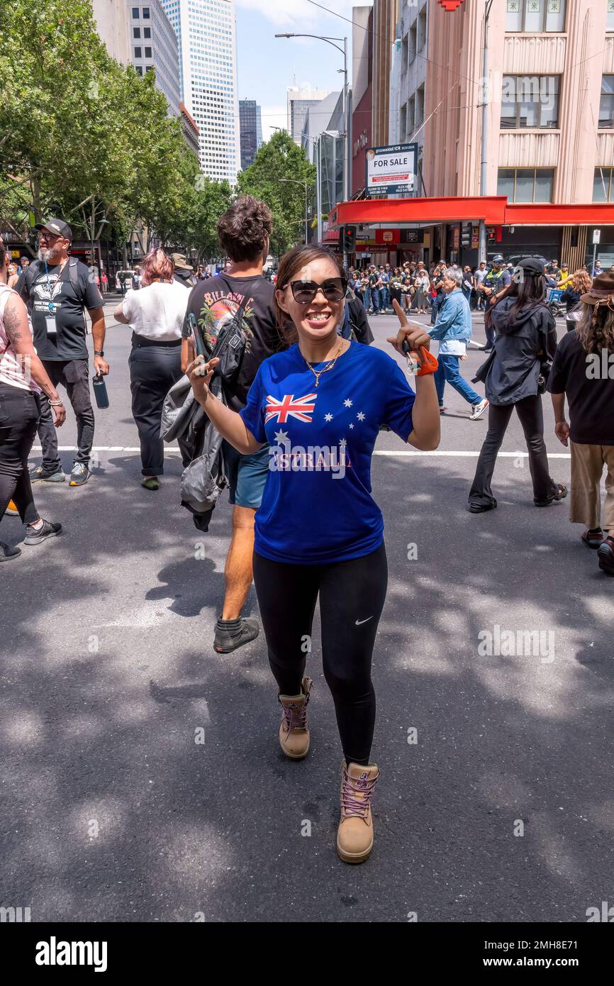 Melbourne, Australien, 26. Januar 2023. At Woman dressed in an Australian Flag T-Shirt gibt während des jährlichen Invasion Day in Melbourne die Daumen hoch Protest, der von indigenen Australiern und ihren Verbündeten organisiert wird, fordert ein Ende des Australientages und die Anerkennung der indigenen Souveränität. Kredit: Michael Currie/Speed Media/Alamy Live News Stockfoto