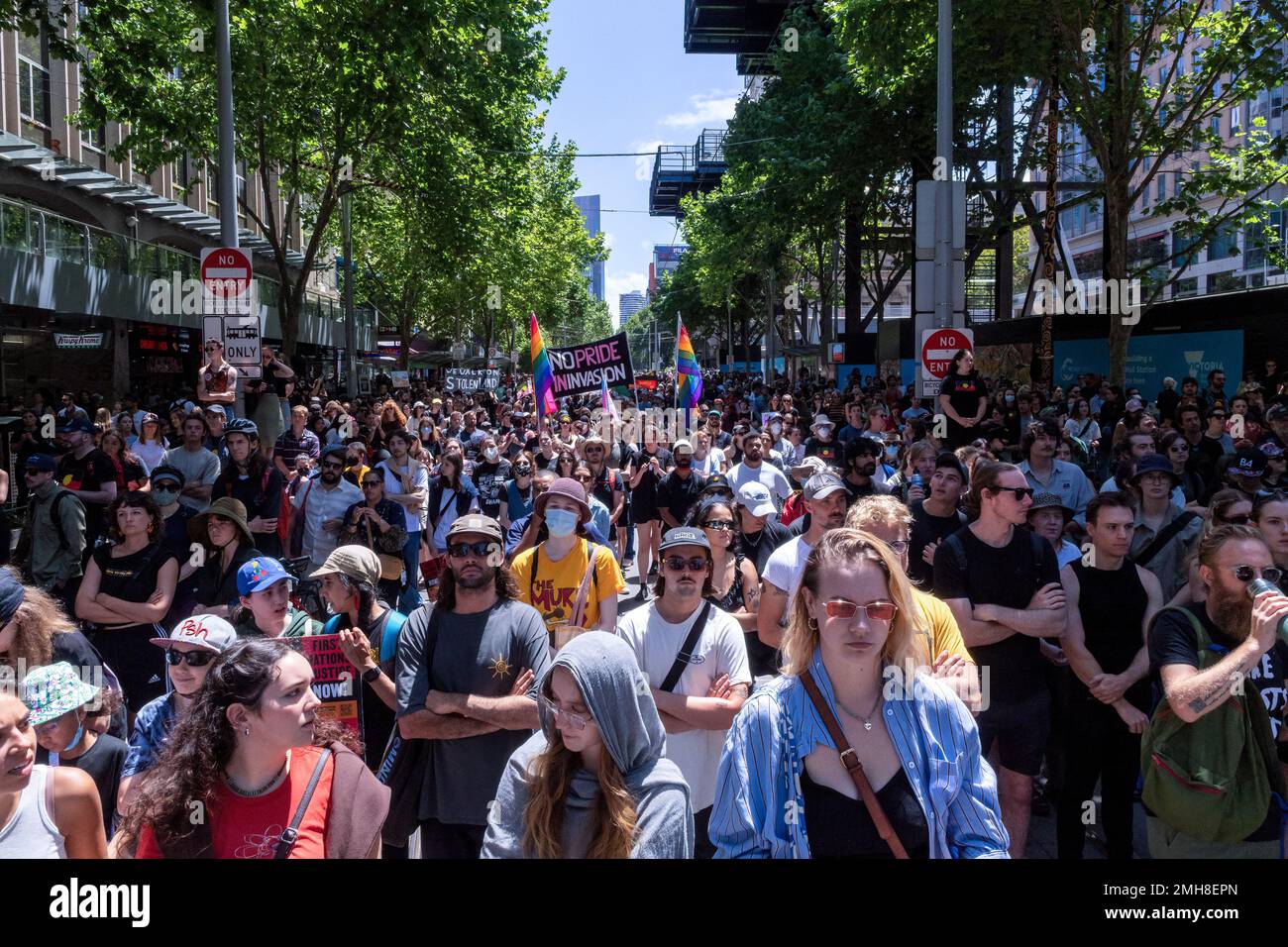 Melbourne, Australien, 26. Januar 2023. Die Menge von etwa 30 Demonstranten füllt die Swanton Street während des jährlichen Invasion Day Protests in Melbourne, der von indigenen Australiern und ihren Verbündeten organisiert wird, fordert ein Ende der Feierlichkeiten zum Australia Day und die Anerkennung der indigenen Souveränität. Kredit: Michael Currie/Speed Media/Alamy Live News Stockfoto