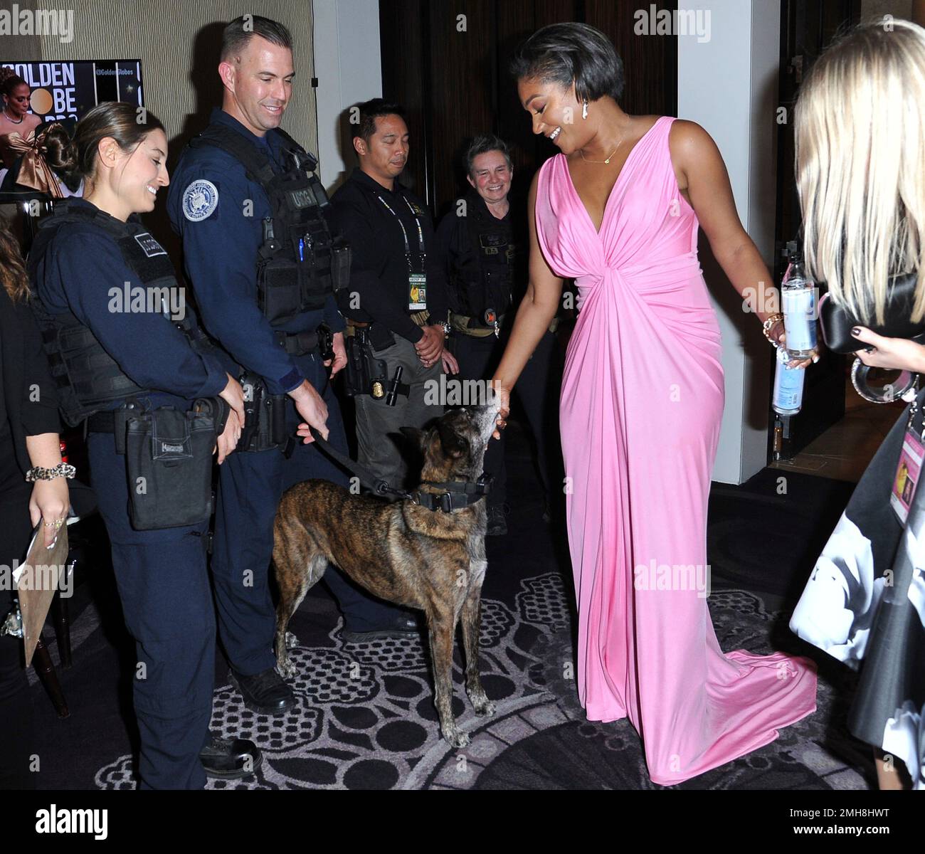 Tiffany Haddish pets a law enforcement dog at the 77th annual Golden Globe Awards at the Beverly Hilton Hotel on Sunday, Jan. 5, 2020, in Beverly Hills, Calif. (Richard Shotwell/Invision/AP) Stockfoto