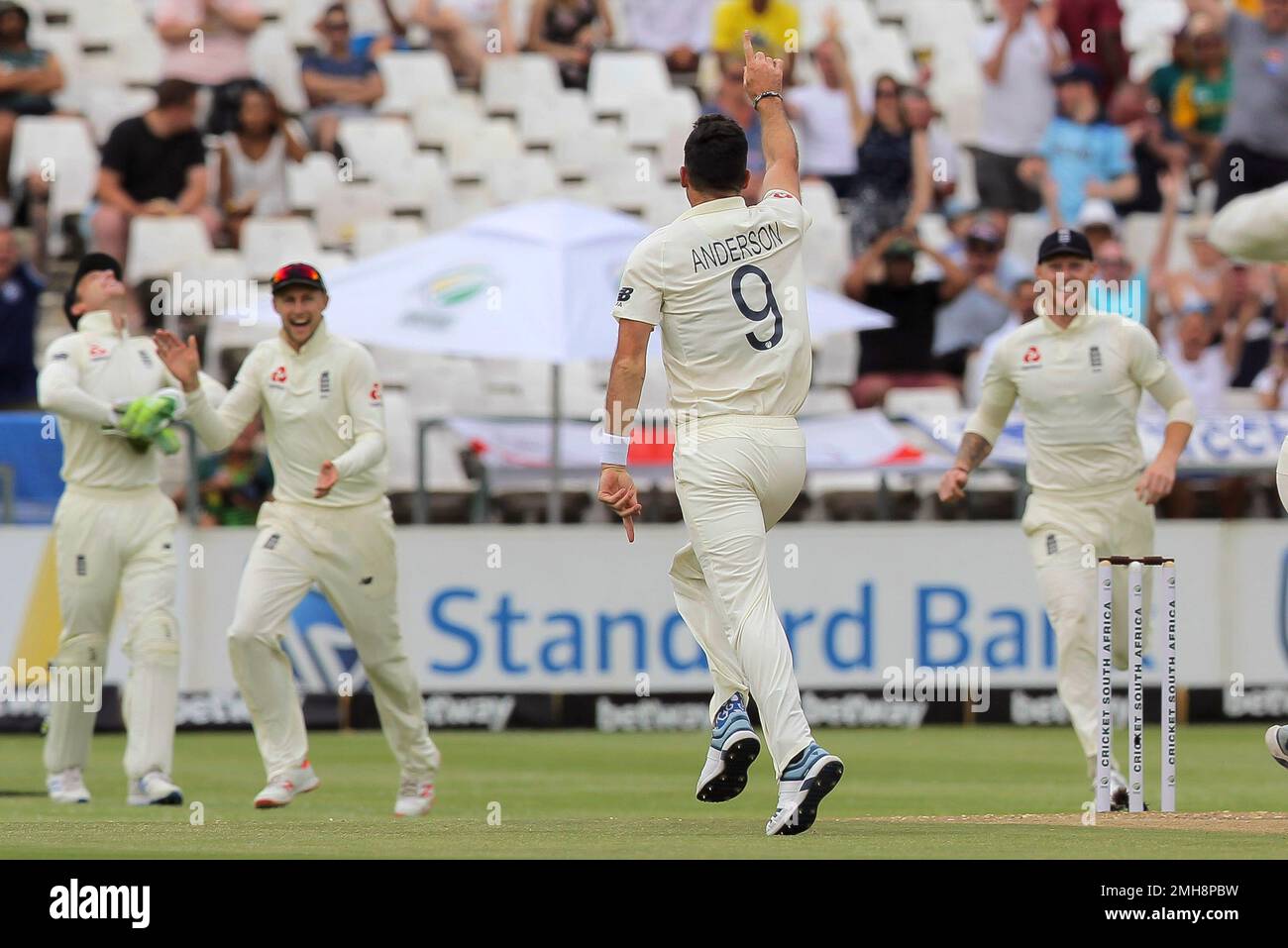 England bowler Jimmy Anderson celebrates the wicket of Kagiso Rabada of the first ball of day three of the second cricket test between South Africa and England at the Newlands Cricket Stadium in Cape Town, South Africa, Sunday Jan. 5, 2020. (AP Photo/Halden Krog) Stockfoto