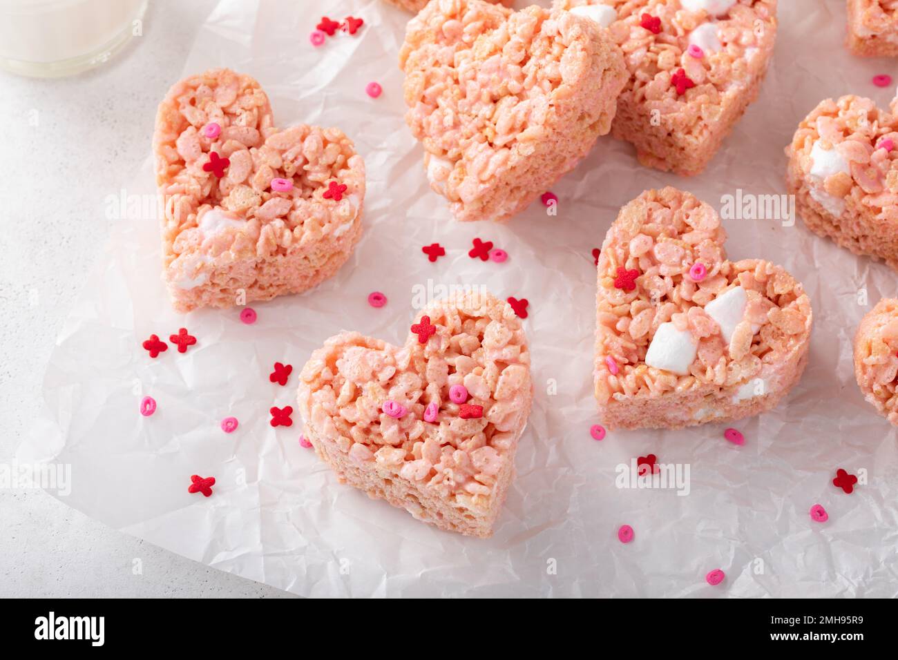 Herzförmige Reiskrispie-Leckereien zum Valentinstag Stockfoto