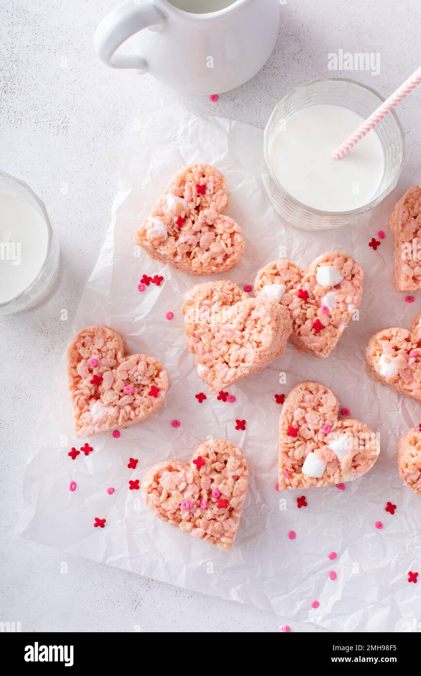 Herzförmige Reiskrispie-Leckereien zum Valentinstag Stockfoto