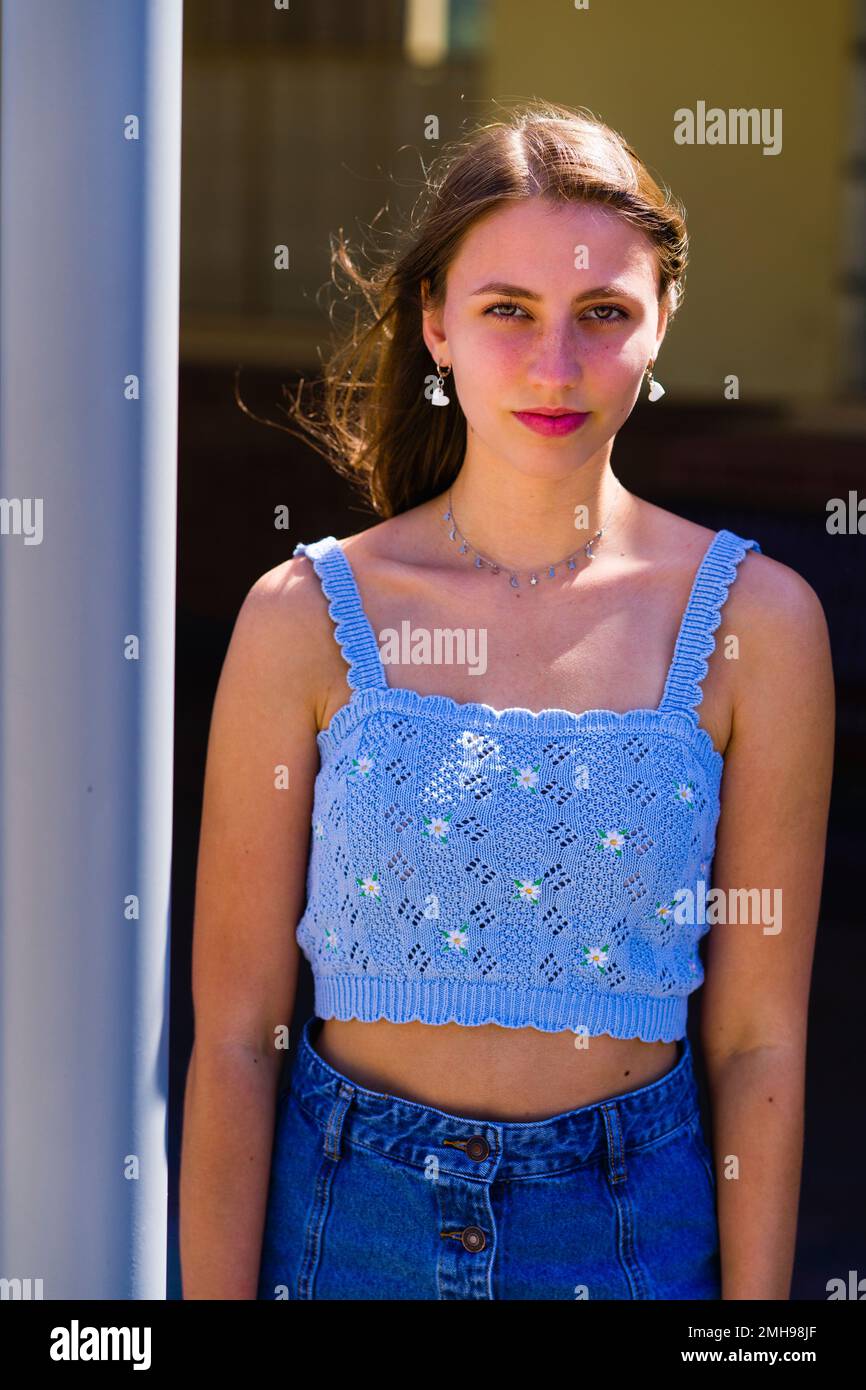 Halbkörper-Porträt von flirtzig aussehendem Teenage-Mädchen mit im Wind blasenden Haaren - Sommer - Sommerzeit Stockfoto