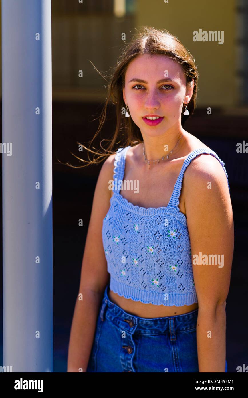 Halbkörper-Porträt von flirtzig aussehendem Teenage-Mädchen mit im Wind blasenden Haaren - Sommer - Sommerzeit Stockfoto