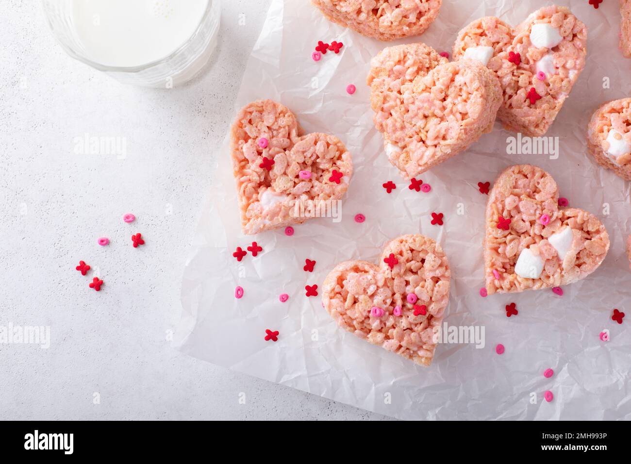 Herzförmige Reiskrispie-Leckereien zum Valentinstag Stockfoto