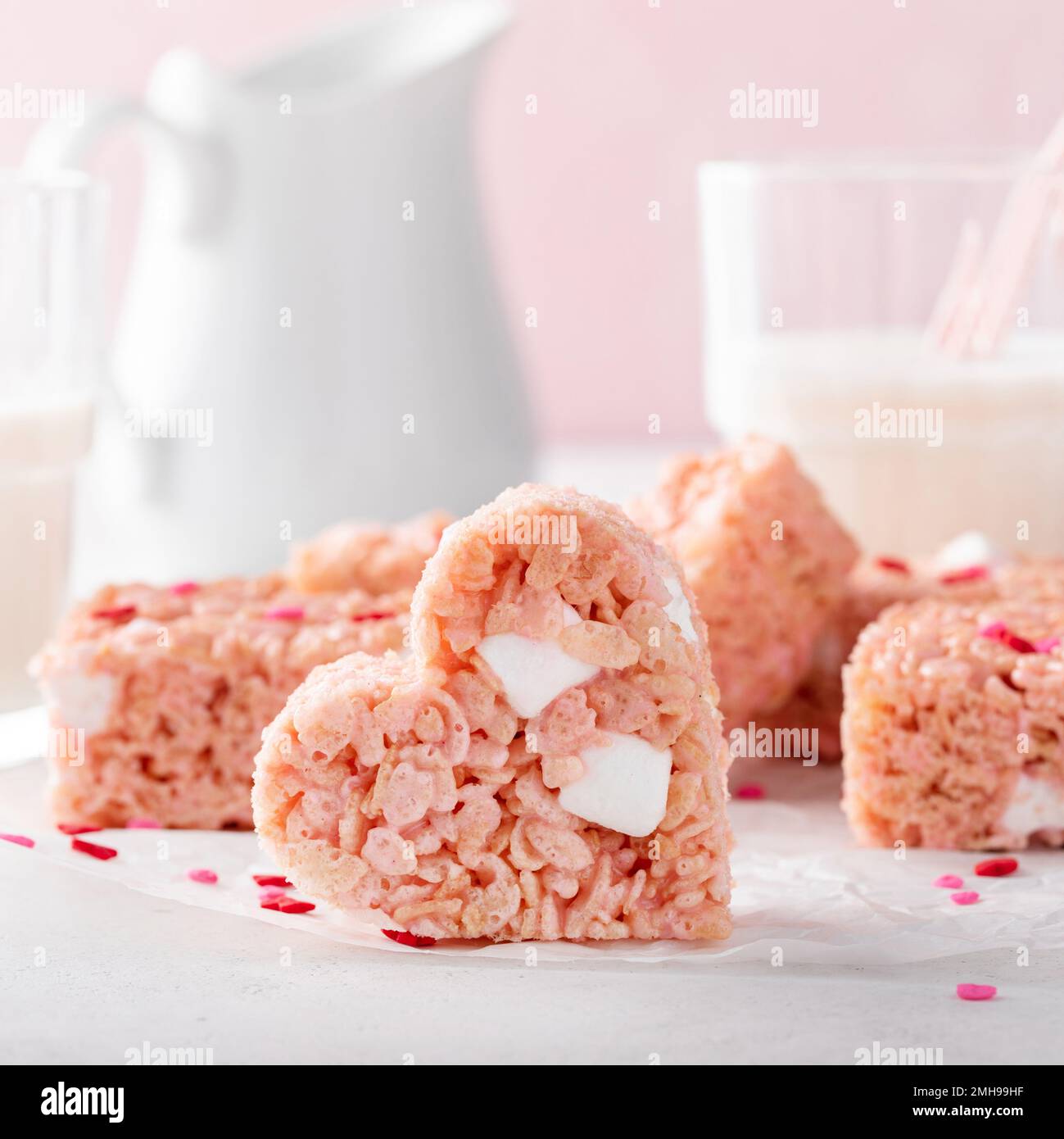 Herzförmige Reiskrispie-Leckereien zum Valentinstag Stockfoto