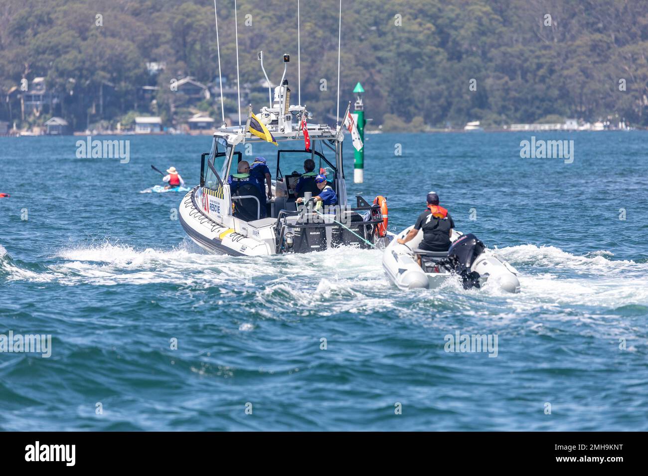 Marine Rescue NSW Freiwilliger, rettet ein kleines Schlauchboot auf Pittwater Sydney, schleppt das Schlauchboot zurück zur Basis, Sydney, NSW, Australien Stockfoto Marine Rescue NSW Freiwilliger, rettet ein kleines Schlauchboot auf Pittwater Sydney, schleppt das Schlauchboot zurück zur Basis, Sydney, NSW, Australien Stockfoto
