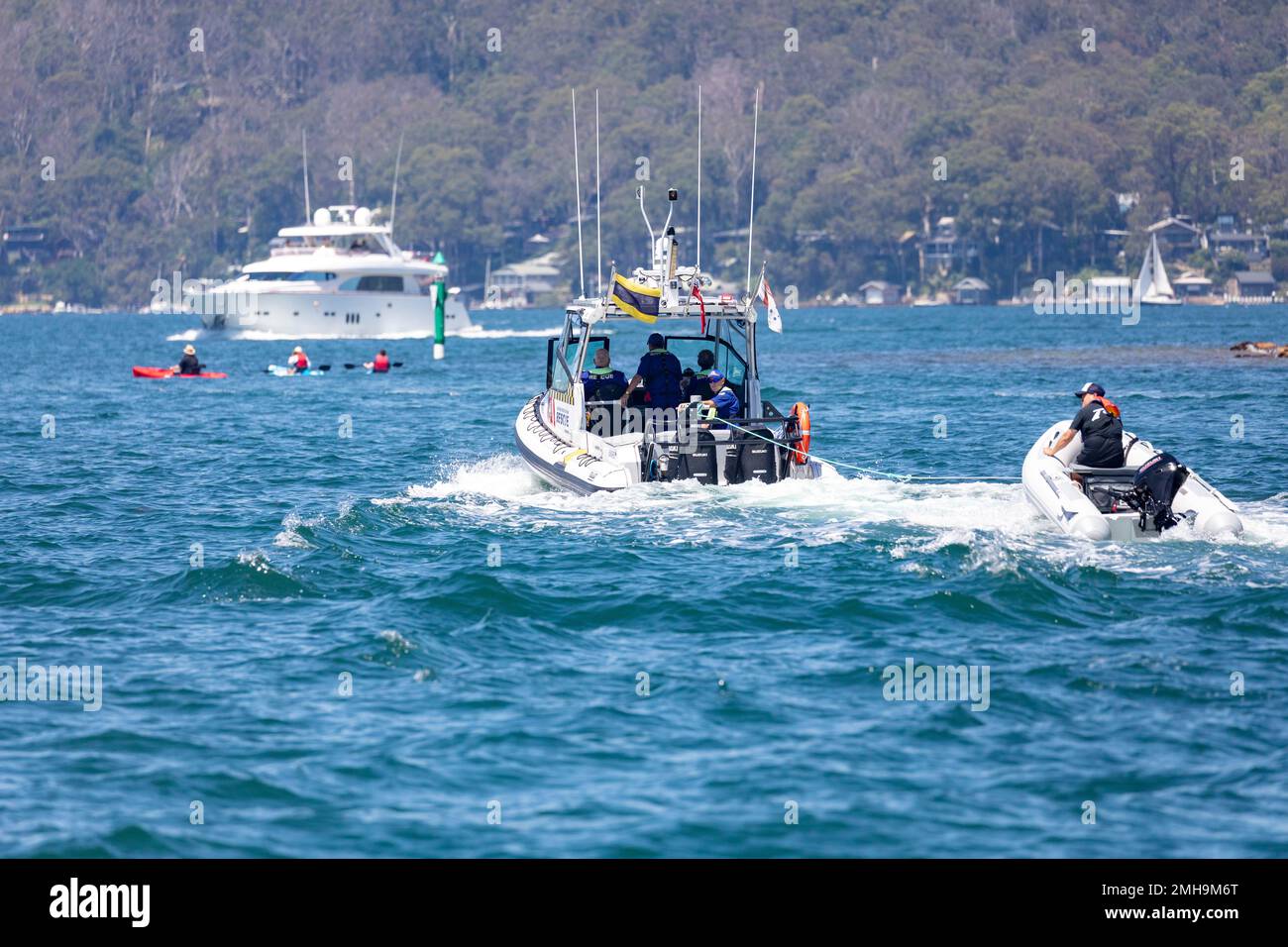 Marine Rescue NSW Freiwilliger, rettet ein kleines Schlauchboot auf Pittwater Sydney, schleppt das Schlauchboot zurück zur Basis, Sydney, NSW, Australien Stockfoto Marine Rescue NSW Freiwilliger, rettet ein kleines Schlauchboot auf Pittwater Sydney, schleppt das Schlauchboot zurück zur Basis, Sydney, NSW, Australien Stockfoto