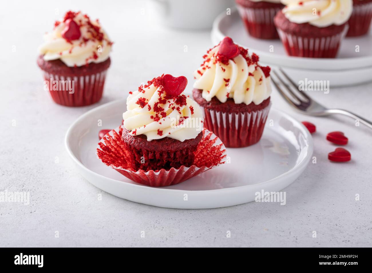 Rote Samt-Cupcakes auf einem kleinen Teller Stockfoto