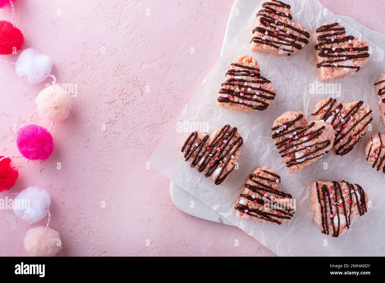 Herzförmige Reiskrispie-Leckereien zum Valentinstag Stockfoto