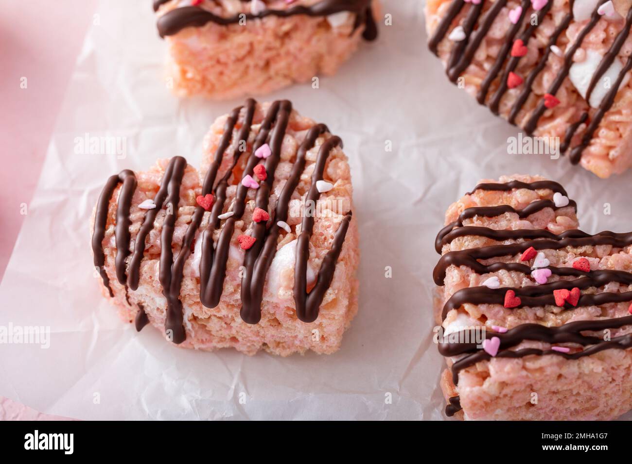 Herzförmige Reiskrispie-Leckereien zum Valentinstag Stockfoto