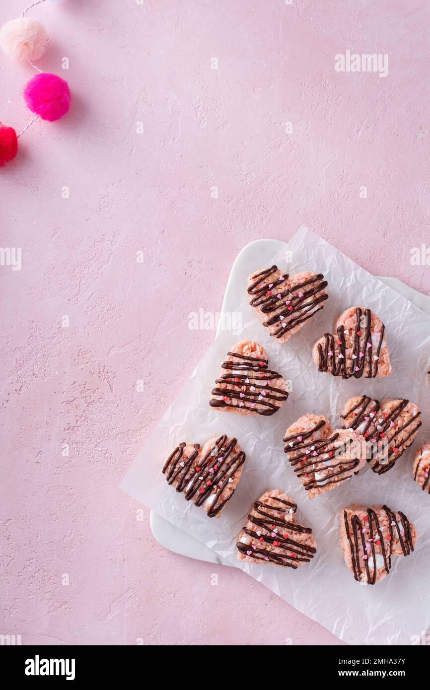 Herzförmige Reiskrispie-Leckereien zum Valentinstag Stockfoto