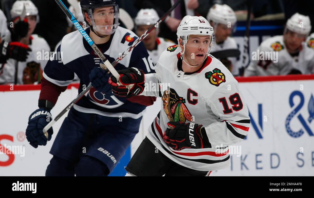 Chicago Blackhawks center Jonathan Toews (19) in the second period of an NHL hockey game Saturday, Dec. 21, 2019, in Denver. (AP Photo/David Zalubowski) Stockfoto
