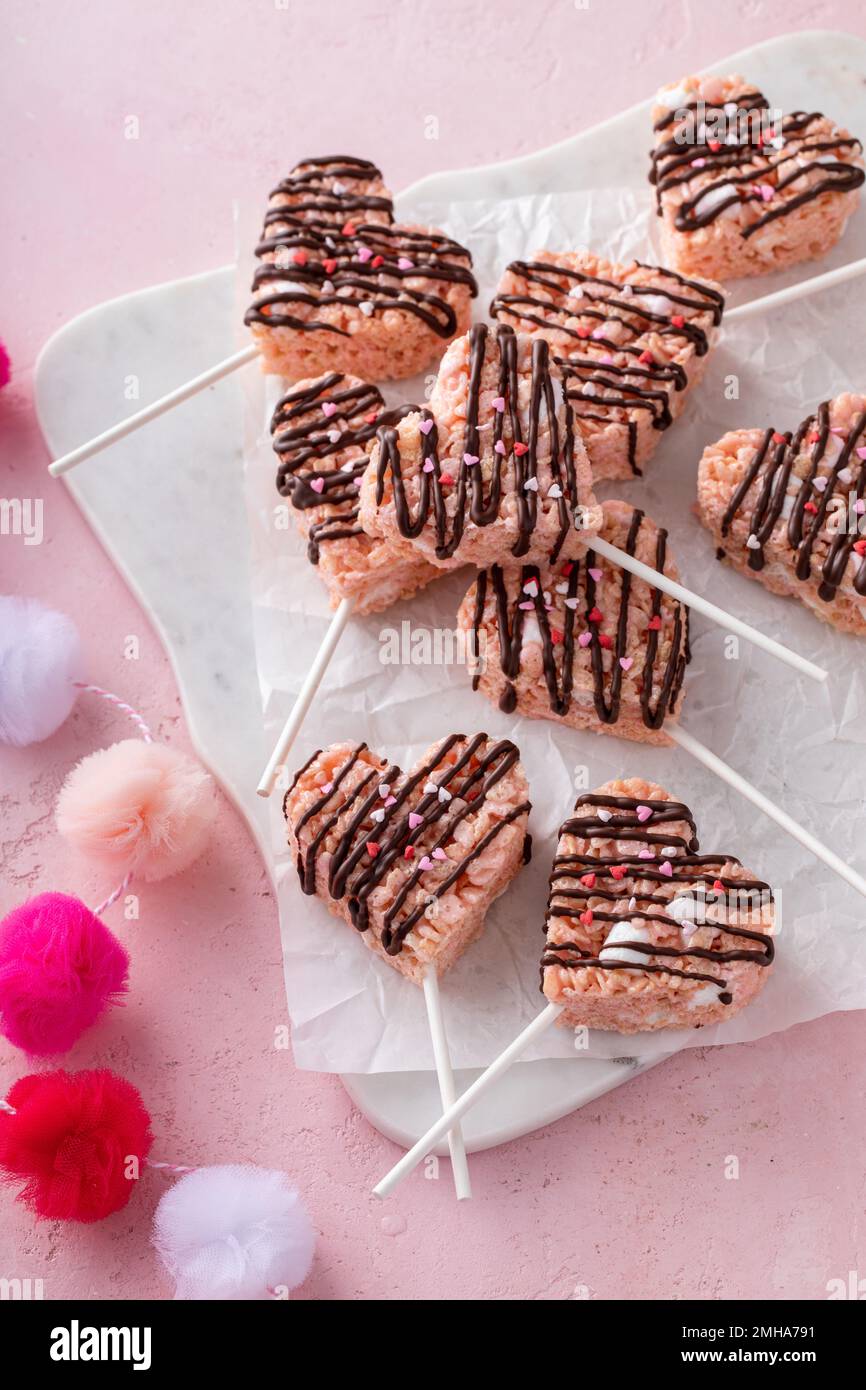 Herzförmige Reiskrispie-Leckereien zum Valentinstag Stockfoto