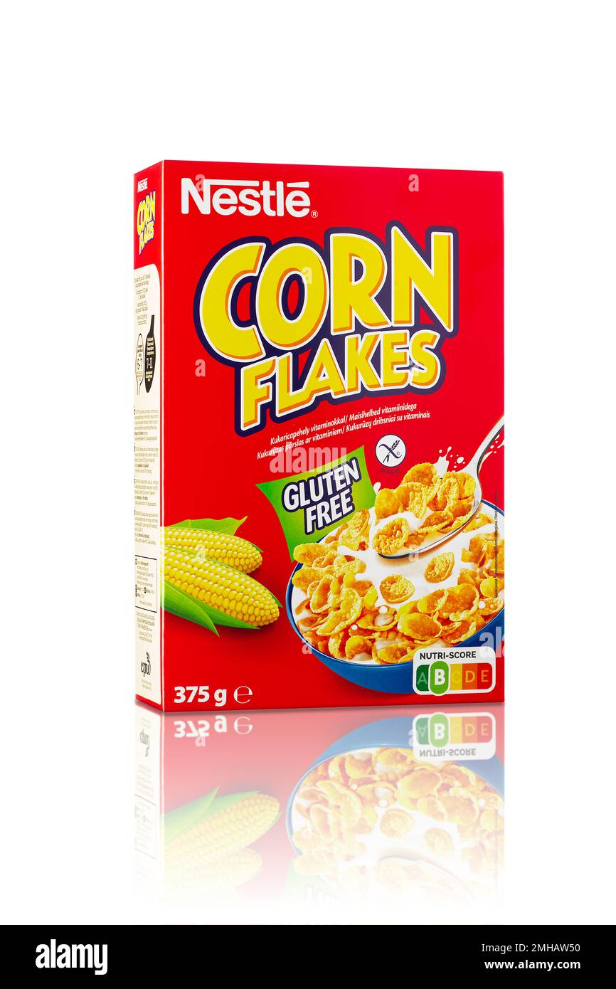 Tallinn, Estland - Januar 2023. Nestle Corn Flakes Frühstückscerealien. Rote Schachtel mit beliebten Frühstücksflocken. Stockfoto