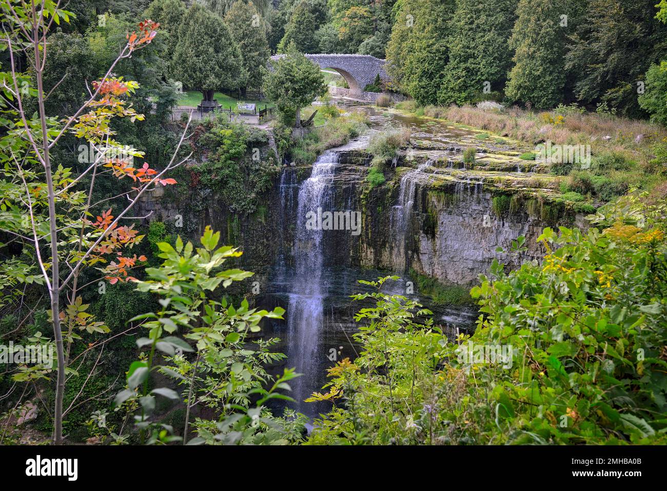 Schöner Wasserfall im Herbst in einem öffentlichen Park Stockfoto
