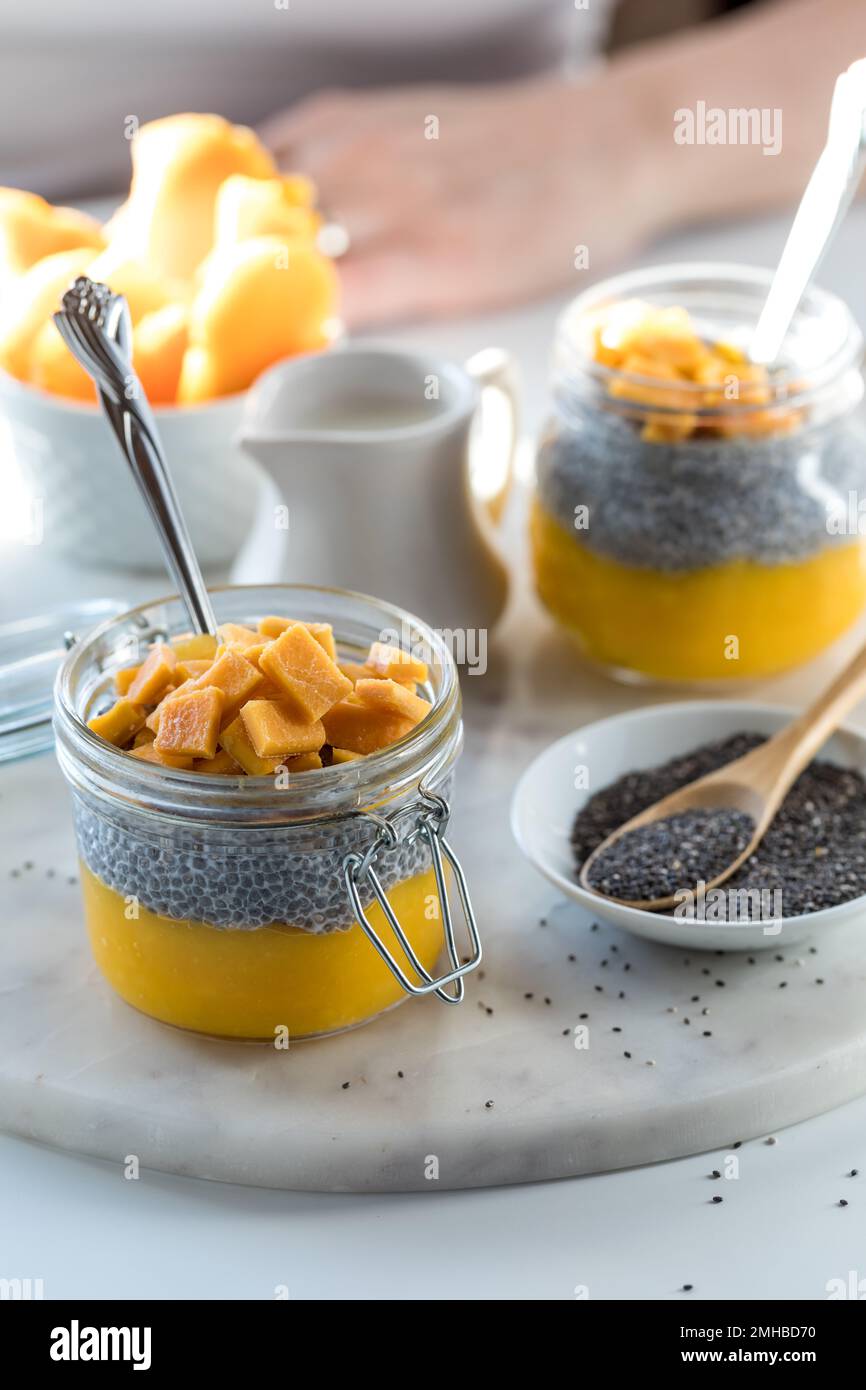 Köstliche hausgemachte Chia-Pudding-Snacks mit hellem Licht dahinter. Stockfoto