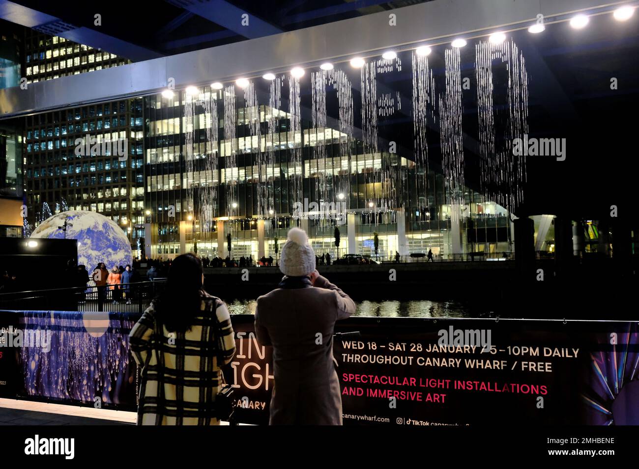 London, Großbritannien. 26. Januar 2023. Bit.Fall, eine Installation des Künstlers Julius Pop, erzeugt eine Abfolge von Wörtern, die aus fallenden und perfekt zeitlich abgestimmten Wassertröpfchen gebildet werden. Die Wörter, die aus verschiedenen Live-Nachrichtenquellen stammen, erscheinen zufällig, was der Künstler erklärt, wie leicht die Bedeutung verzerrt wird. Kredit: Elfte Stunde Fotografie/Alamy Live News Stockfoto