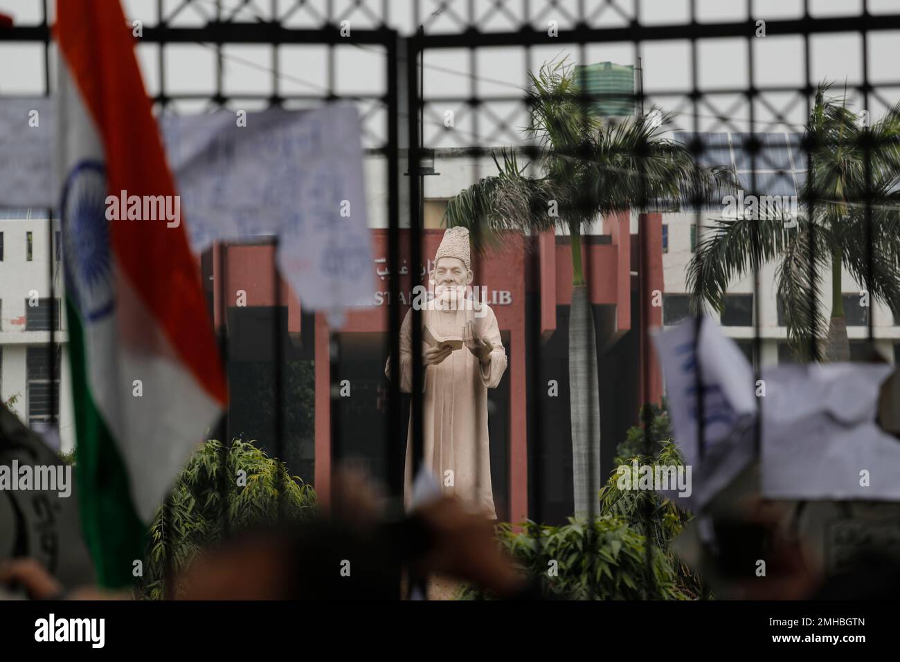 A statue of famous Urdu poet Mirza Asadullah Khan Ghalib overlooks the library of Jamia Millia Islamia University after a protest against new citizenship law in New Delhi, India, Monday, Dec.16, 2019. The new law gives citizenship to non-Muslims who entered India illegally to flee religious persecution in several neighboring countries. (AP Photo/Manish Swarup) Stockfoto