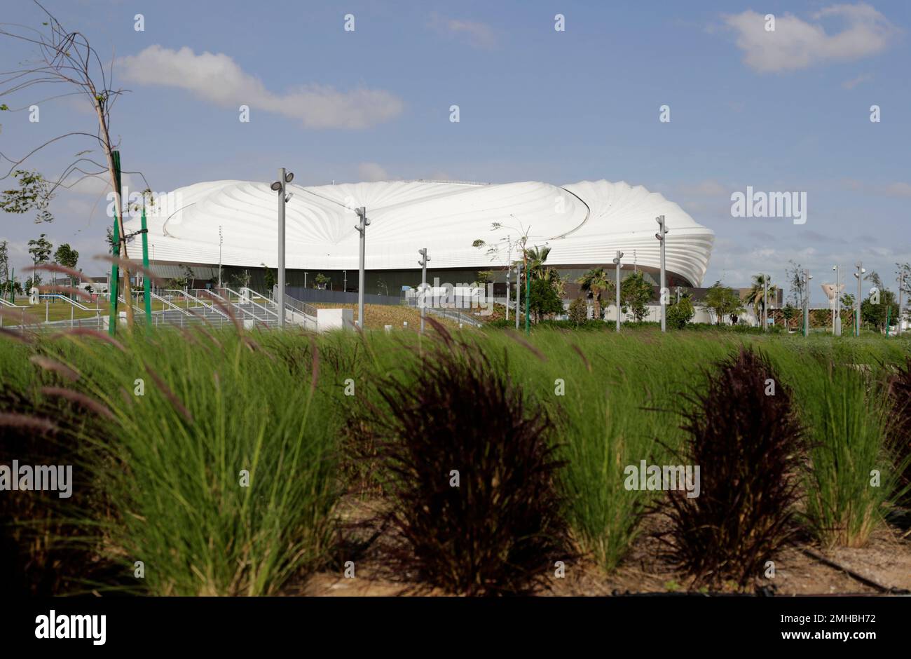 A general view shows the Al Janoub Stadium, one of the 2022 World Cup stadiums, in Doha, Qatar, Monday, Dec. 16, 2019. The 40,000-seat stadium was been designed by Zaha Hadid, inspired by the hulls of the traditional dhow pearl fishing boats. (AP Photo/Hassan Ammar) Stockfoto