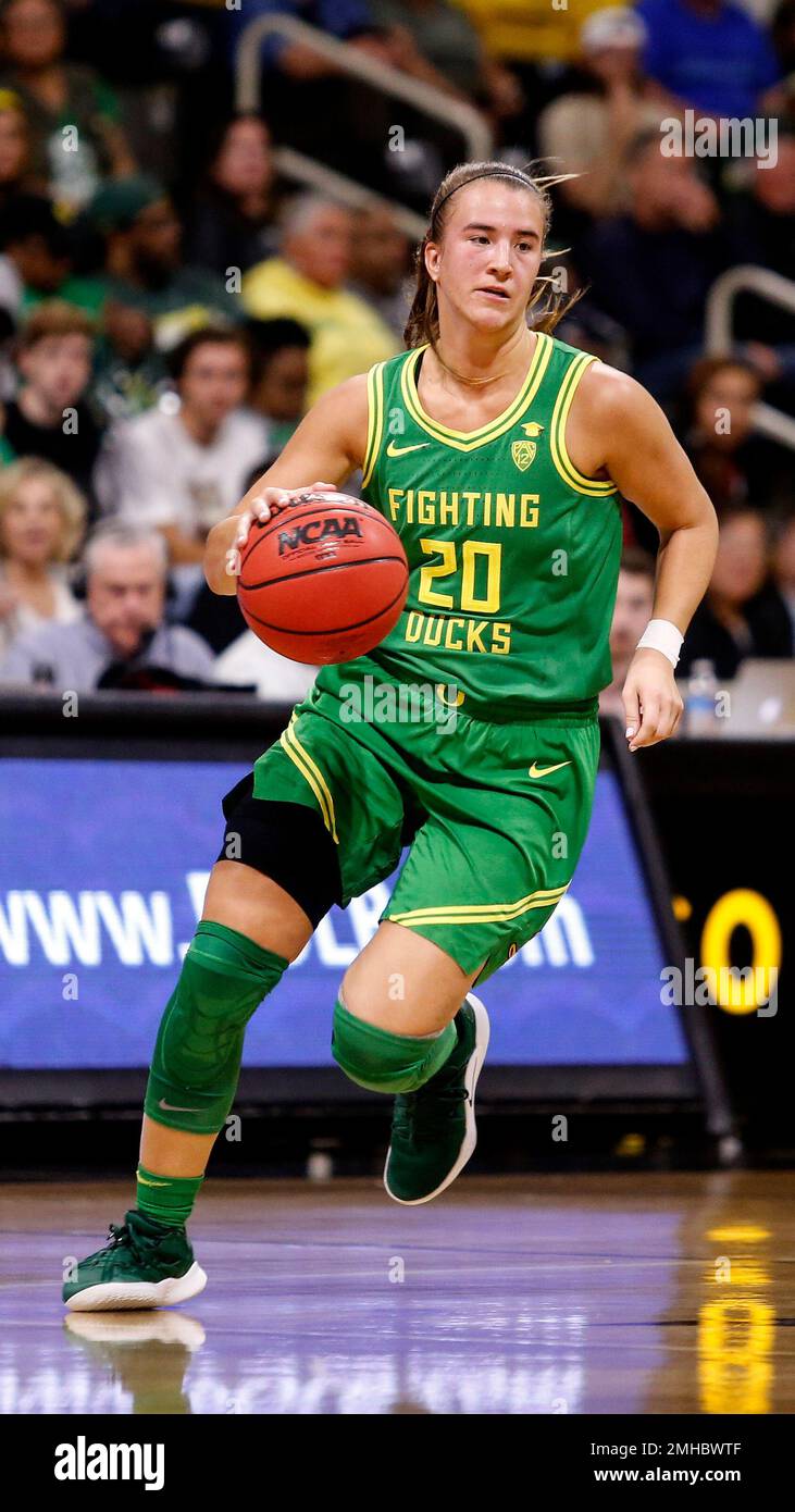 Oregon's Sabrina Ionescu (20) dribbles in an NCAA women's college basketball game between Long Beach State and Oregon, Saturday, Dec. 14, 2094 in Long Beach, Calif. The Oregon won 81-45. (AP Photo/Ringo H.W. Chiu) Stockfoto