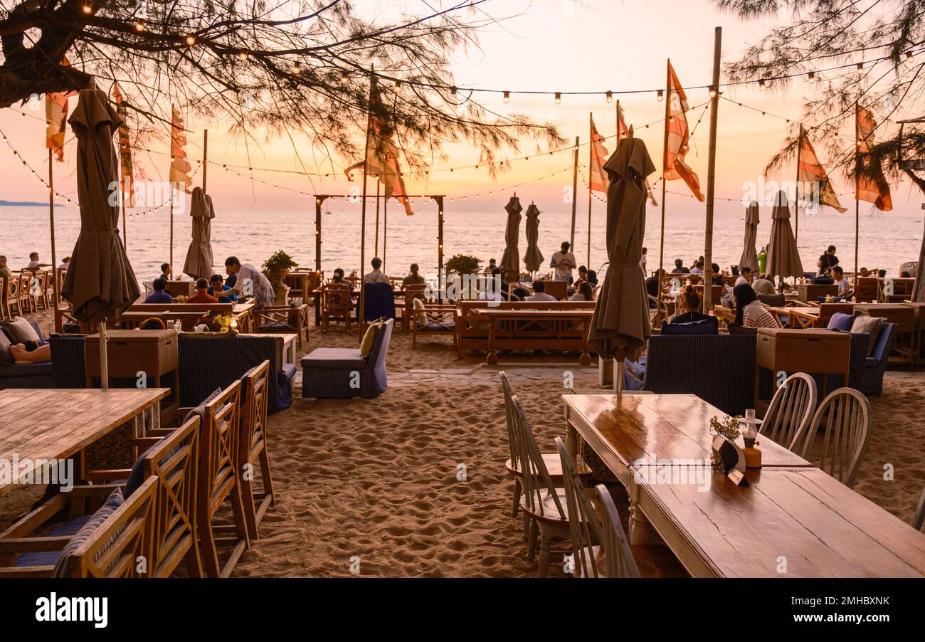 Pattaya Thailand 2022. Januar, Leute essen am Strand bei Sonnenuntergang im Restaurant The Glasshouse in Najomtien, Jomtien Stockfoto