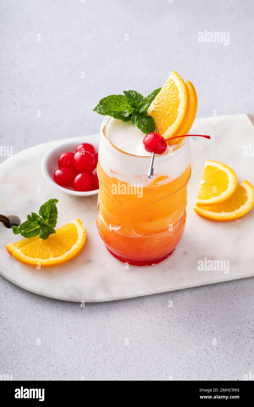 Zombie tropischer Cocktail mit Rum in Tiki-Gläsern Stockfoto