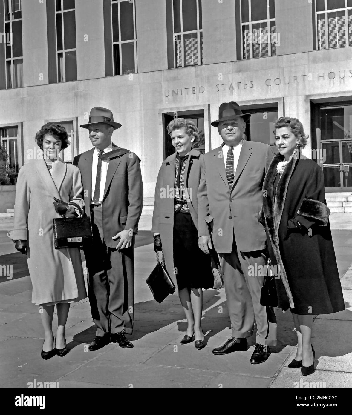 Frank Costello, zweite rechts, Abfahrt vom US District Court in Washington, DC am 17. Februar 1960. Das Gericht entschied, dass Mr. Costello wegen seiner kriminellen Aktivitäten die eingebürgerte Staatsbürgerschaft entzogen werden sollte. Frank Costello ist die Inspiration für die Figur Don Vito Corleone in „der Pate“. Kredit: Benjamin E. „Gene“ Forte / CNP / MediaPunch Stockfoto