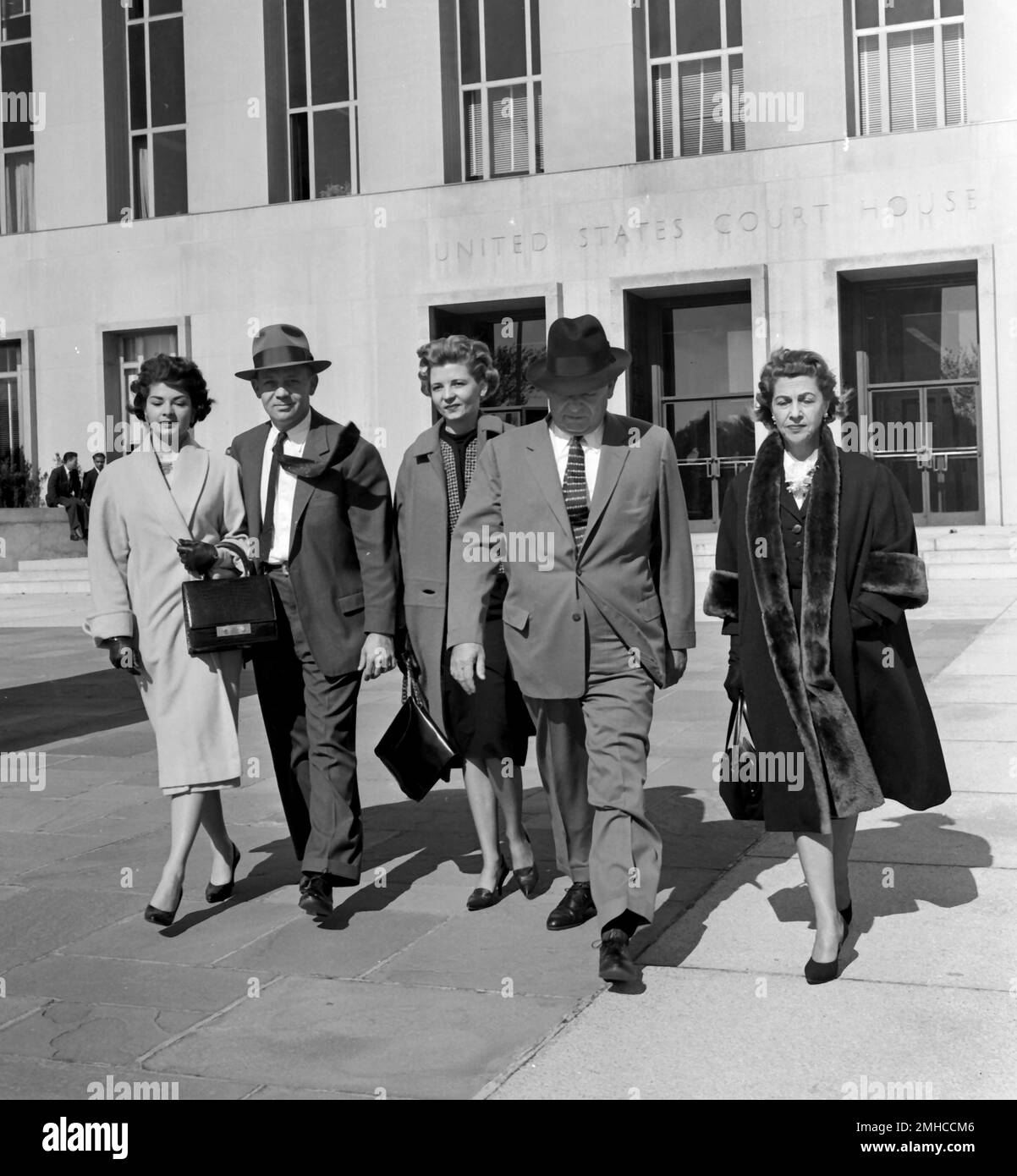 Frank Costello, zweite rechts, Abfahrt vom US District Court in Washington, DC am 17. Februar 1960. Das Gericht entschied, dass Mr. Costello wegen seiner kriminellen Aktivitäten die eingebürgerte Staatsbürgerschaft entzogen werden sollte. Frank Costello ist die Inspiration für die Figur Don Vito Corleone in „der Pate“. Kredit: Benjamin E. „Gene“ Forte / CNP / MediaPunch Stockfoto