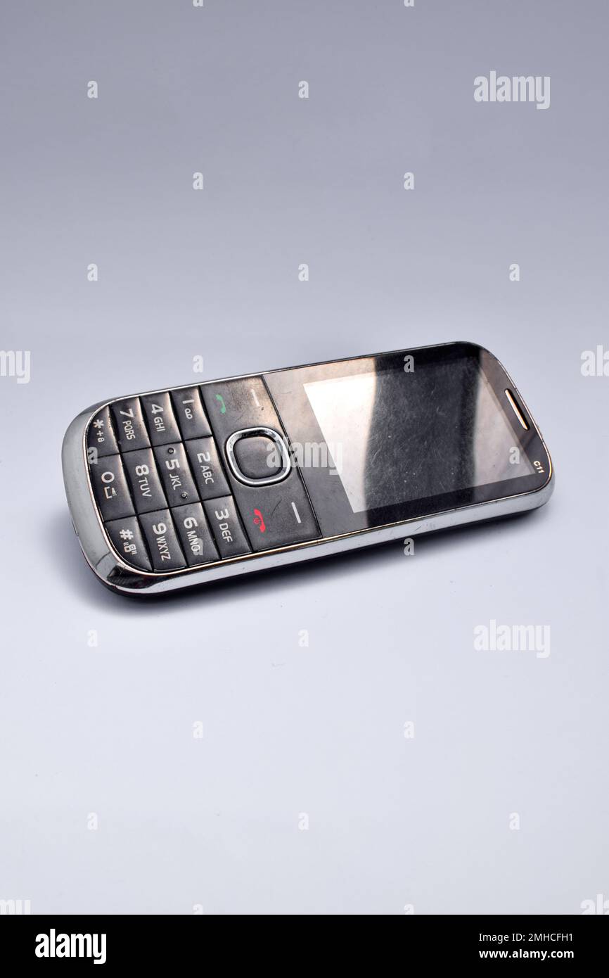 Altes Telefon mit isolierten Tasten auf weißem Hintergrund Stockfoto