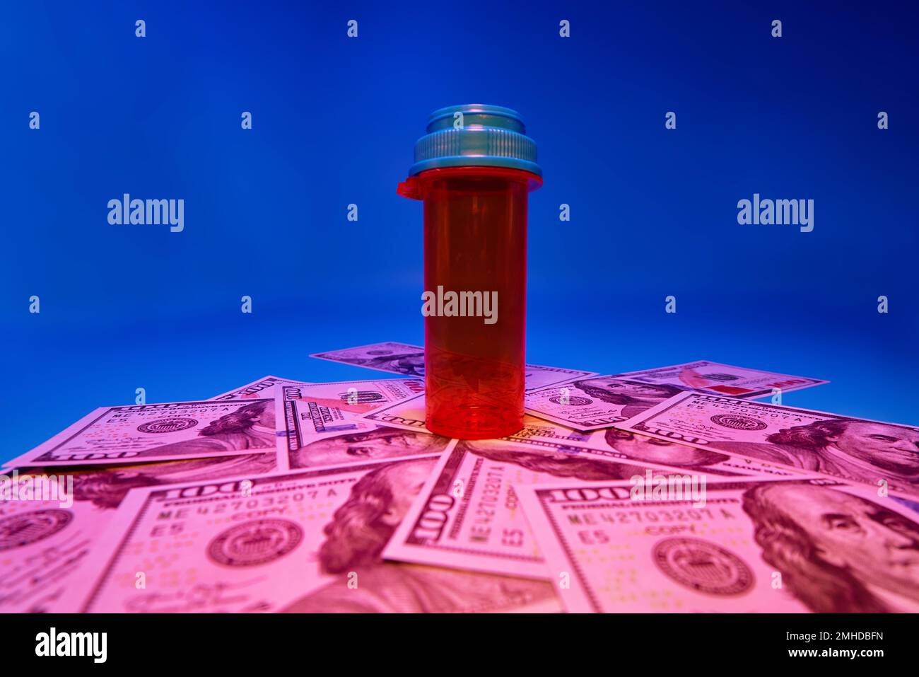Opioid-Krisen-Medikamente Pillen verschreibungspflichtige Medikamente und Geld hellblauer Hintergrund Medikamentenflasche Hunderte von Dollar Stockfoto