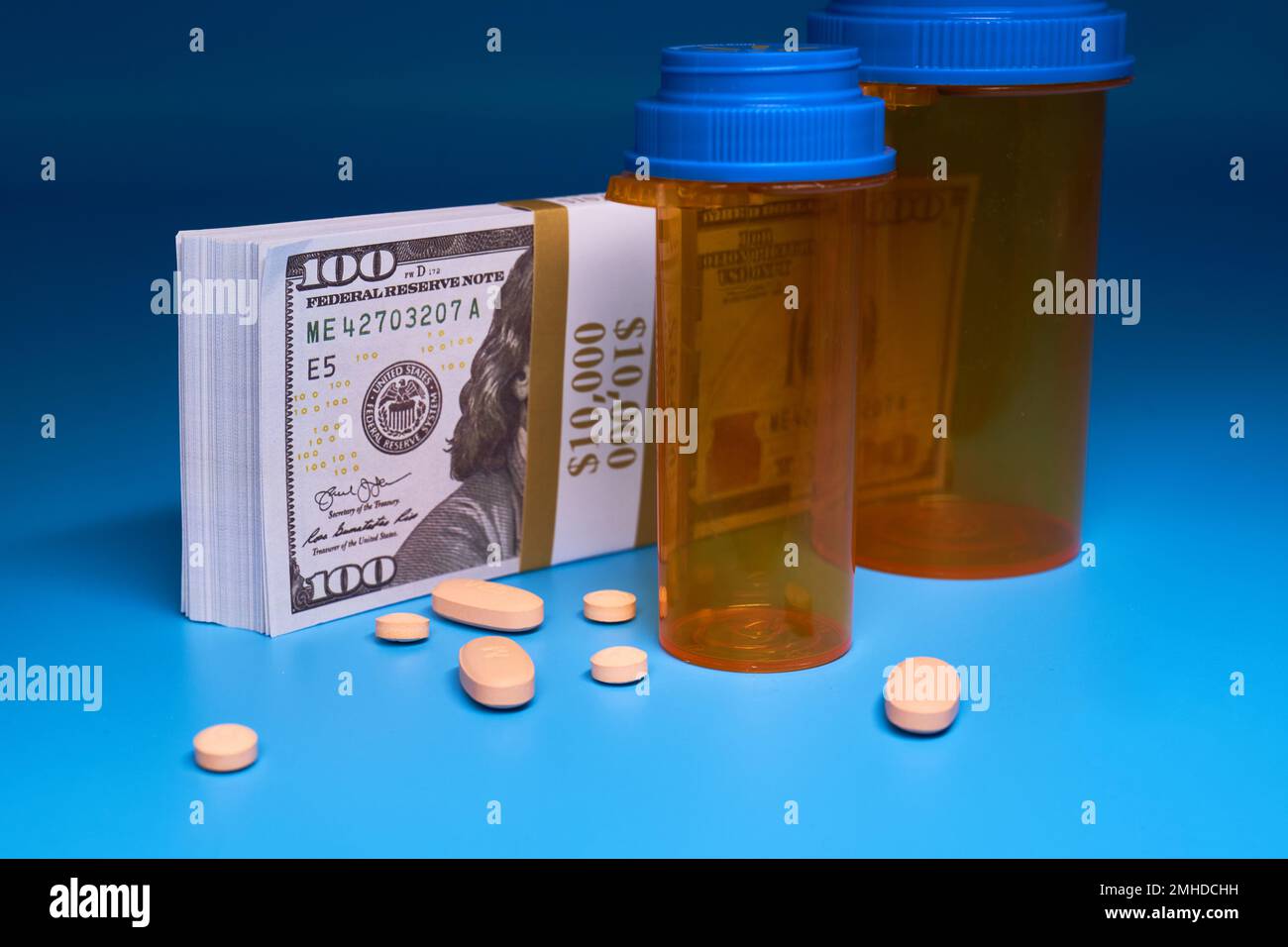 Opioid-Krisen-Medikamente Pillen verschreibungspflichtige Medikamente und Geld hellblauer Hintergrund Medikamentenflasche Hunderte von Dollar Stockfoto