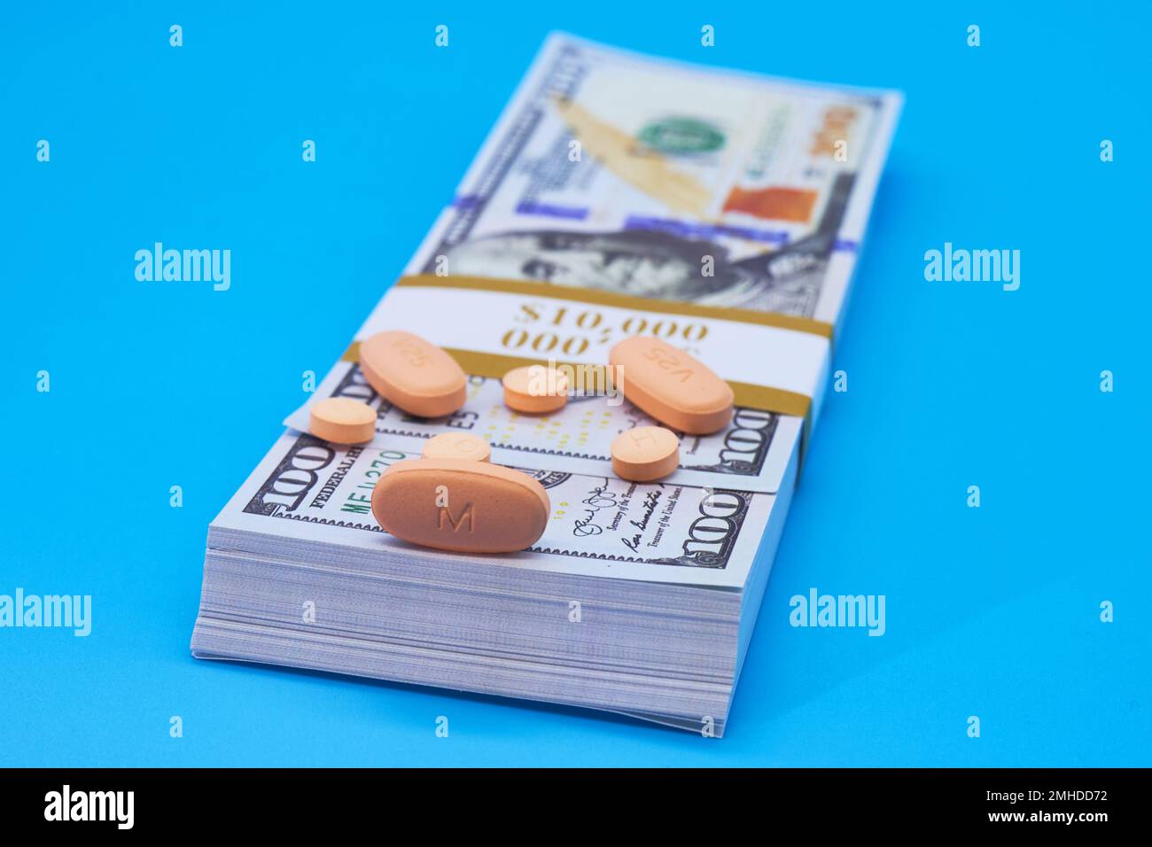 Opioid-Krisen-Medikamente Pillen verschreibungspflichtige Medikamente und Geld hellblauer Hintergrund Hunderte von Dollar Stockfoto