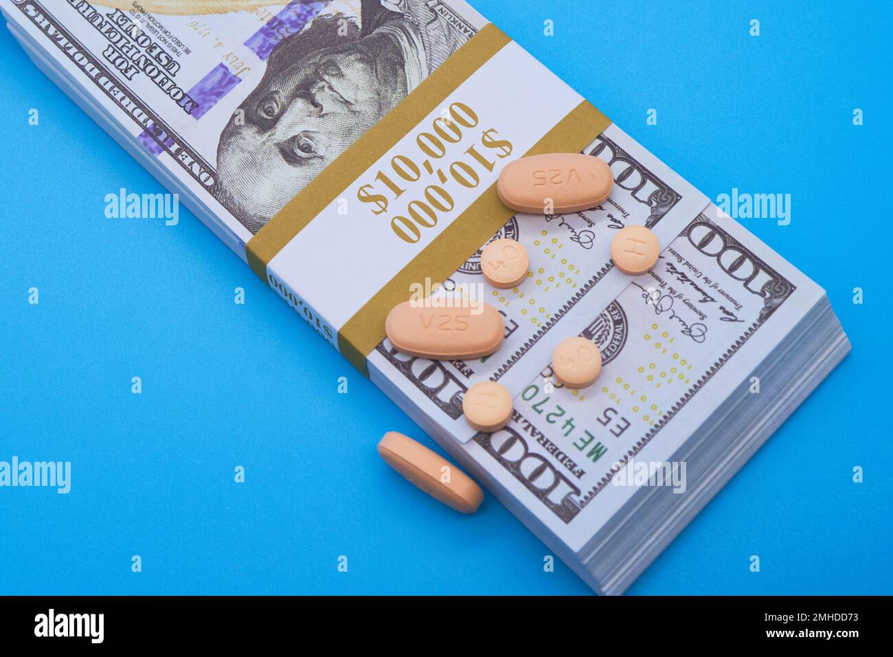 Opioid-Krisen-Medikamente Pillen verschreibungspflichtige Medikamente und Geld hellblauer Hintergrund Hunderte von Dollar Stockfoto