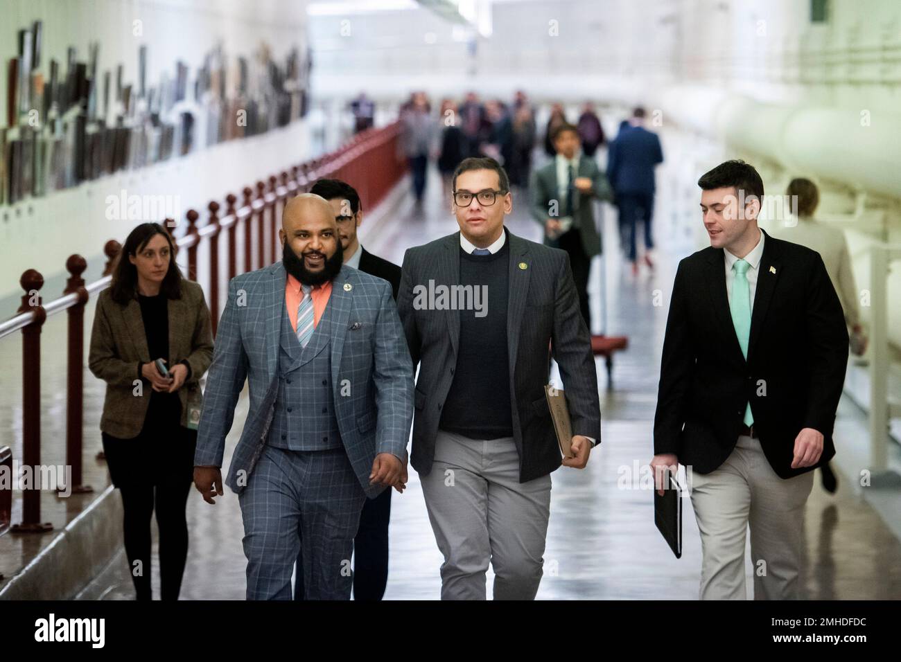 Washington, Vereinigte Staaten. 25. Januar 2023. Der US-Repräsentant George Santos (Republikaner von New York), Center, wird von seinem Betriebsleiter Viswanag Burra, Left, begleitet, während er von seinem Büro im Longworth House Office Building in Washington, DC, am Mittwoch, den 25. Januar 2023 in einem unterirdischen Tunnel zum US-Kapitol fährt. Guthaben: Rod Lamkey/CNP (EINSCHRÄNKUNG: KEINE New York oder New Jersey Zeitungen oder Zeitungen im Umkreis von 75 Meilen von New York City) Guthaben: dpa/Alamy Live News Stockfoto