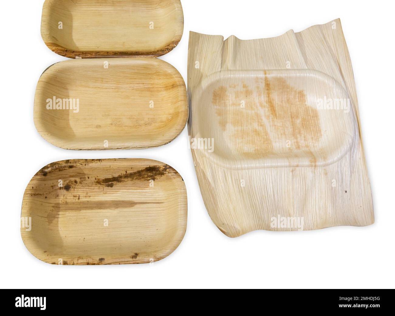 Stanzschnitt der Handflächenplatte (Plattenverpackung aus Naturmaterial) auf weiß isoliert. Stockfoto