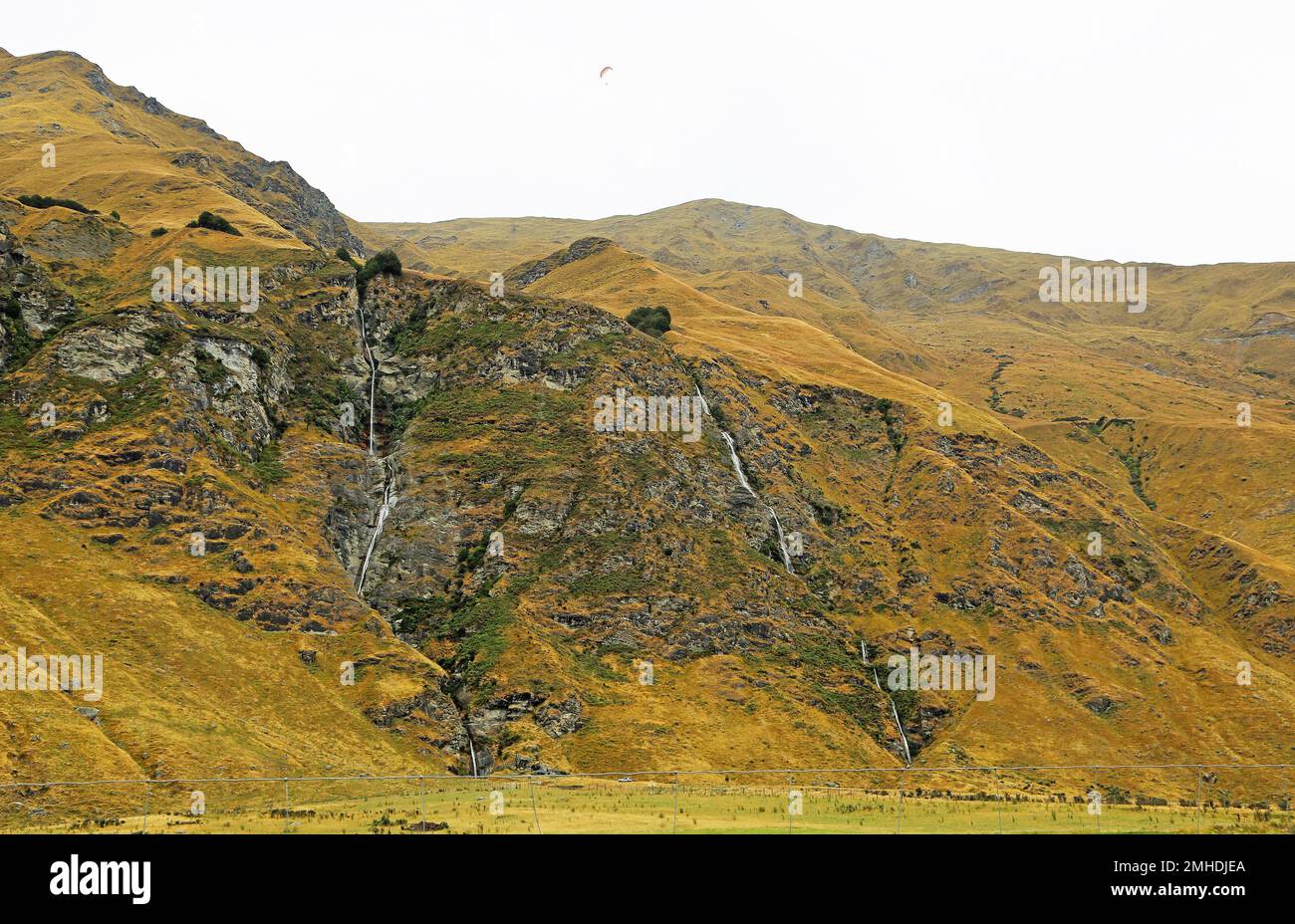 Gleitschirmfliegen über Wasserfälle - Neuseeland Stockfoto