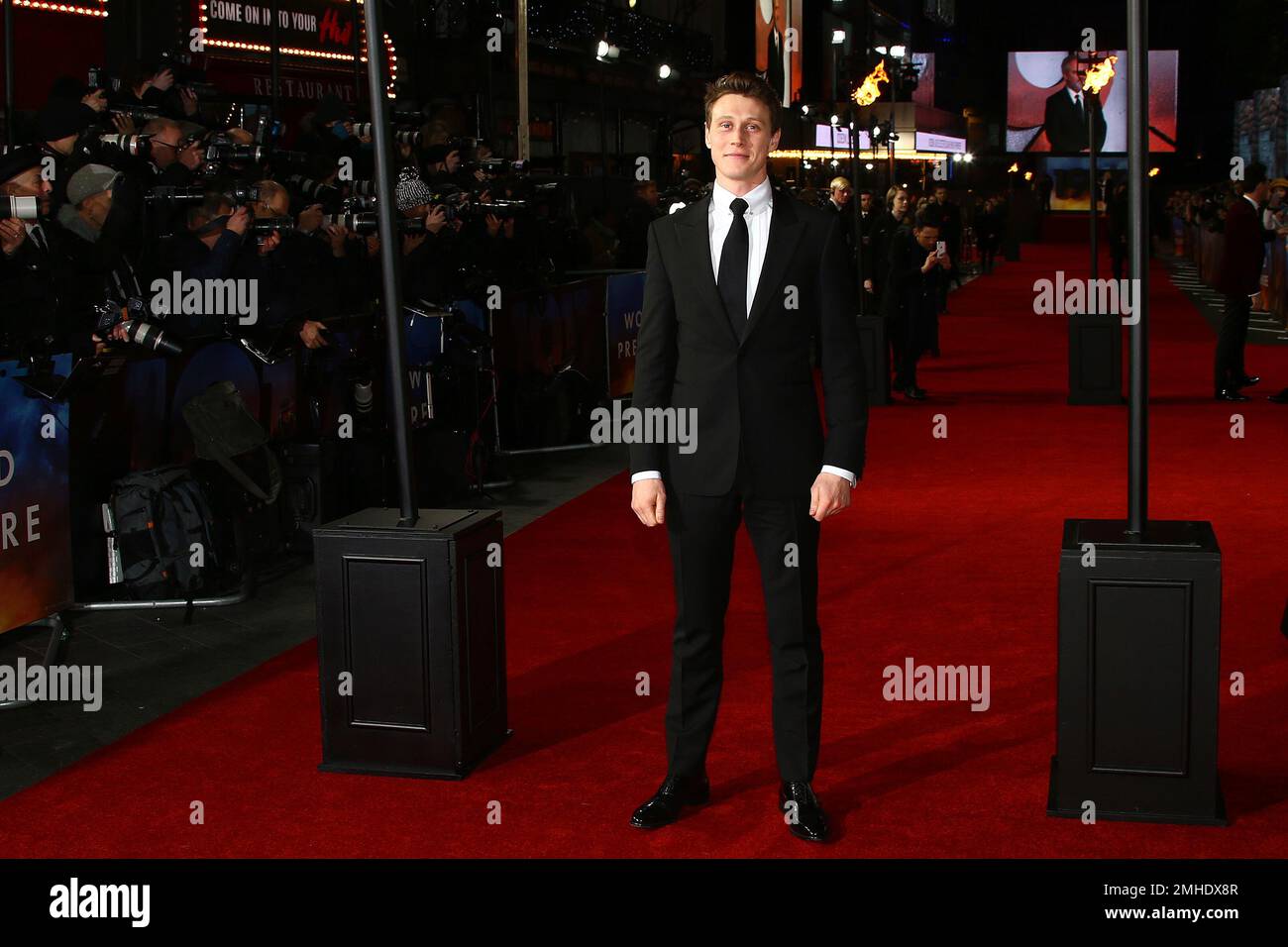 Actor George MacKay poses for photographers upon arrival at the World premiere of the film '1917', in central London, Wednesday, Dec. 4, 2019. (Photo by Joel C Ryan/Invision/AP) Stockfoto